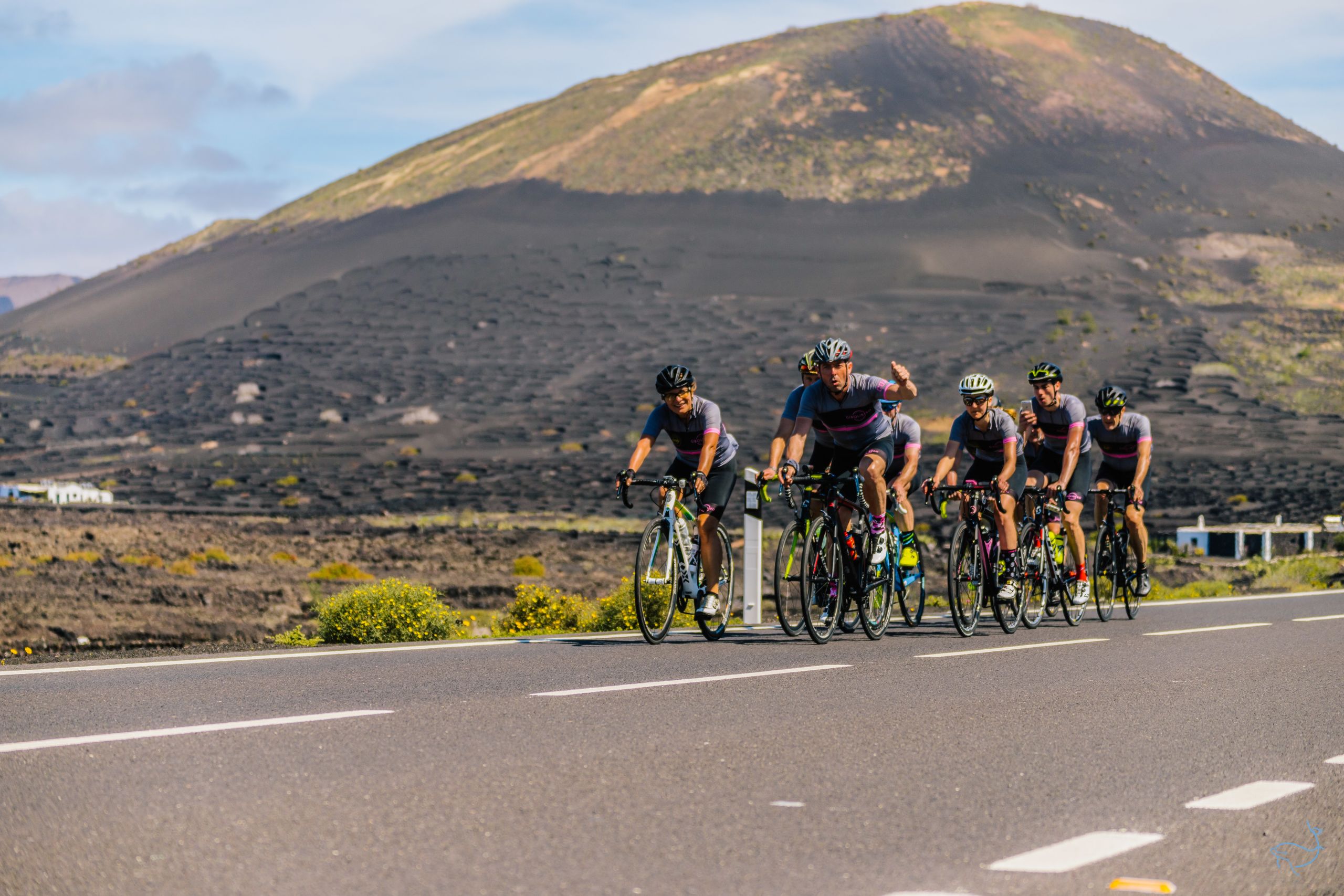 ciclisti su strada a Lanzarote, allenamenti per semi professionisti