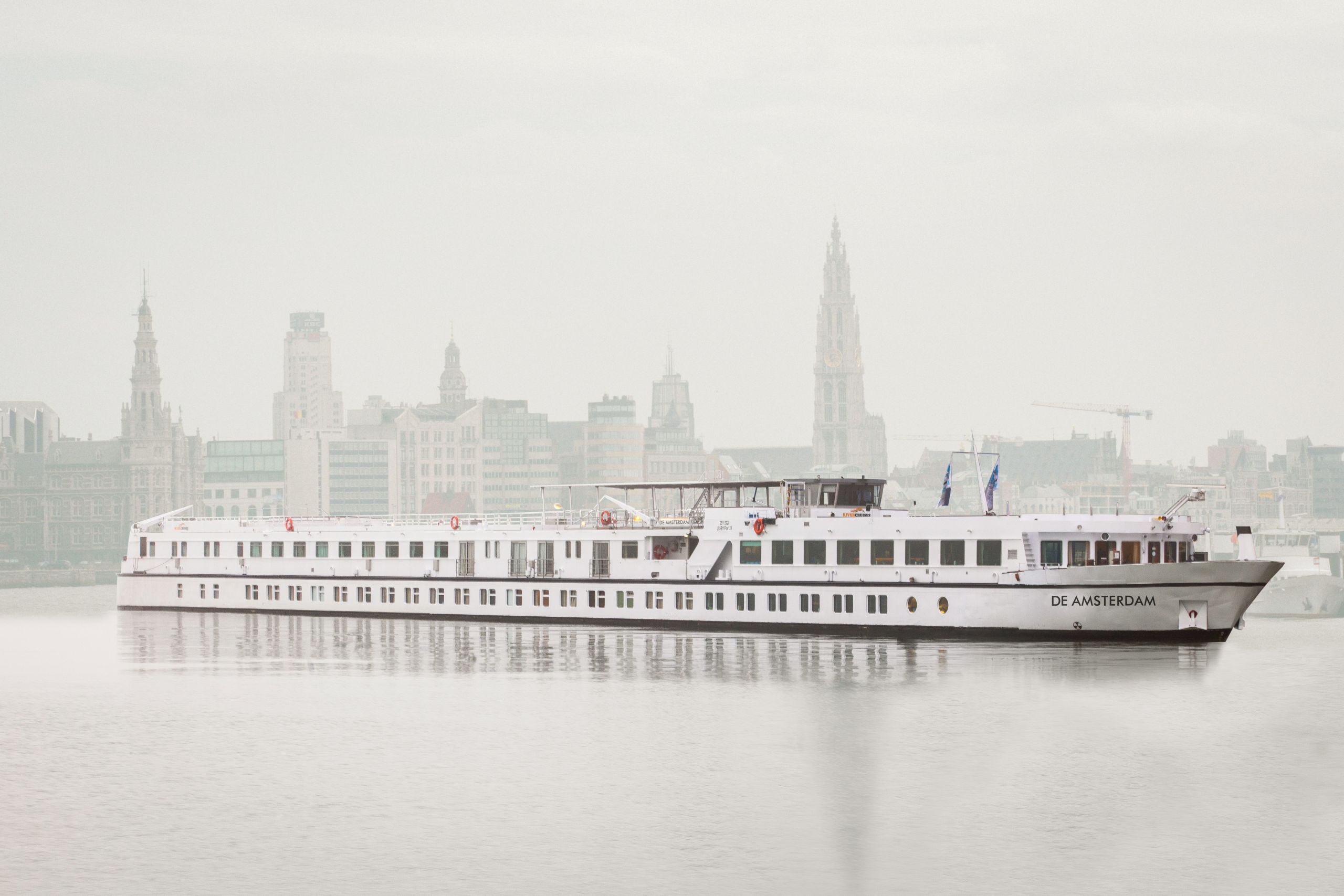 Nave da crociera fluviale De Amsterdam durante la navigazione