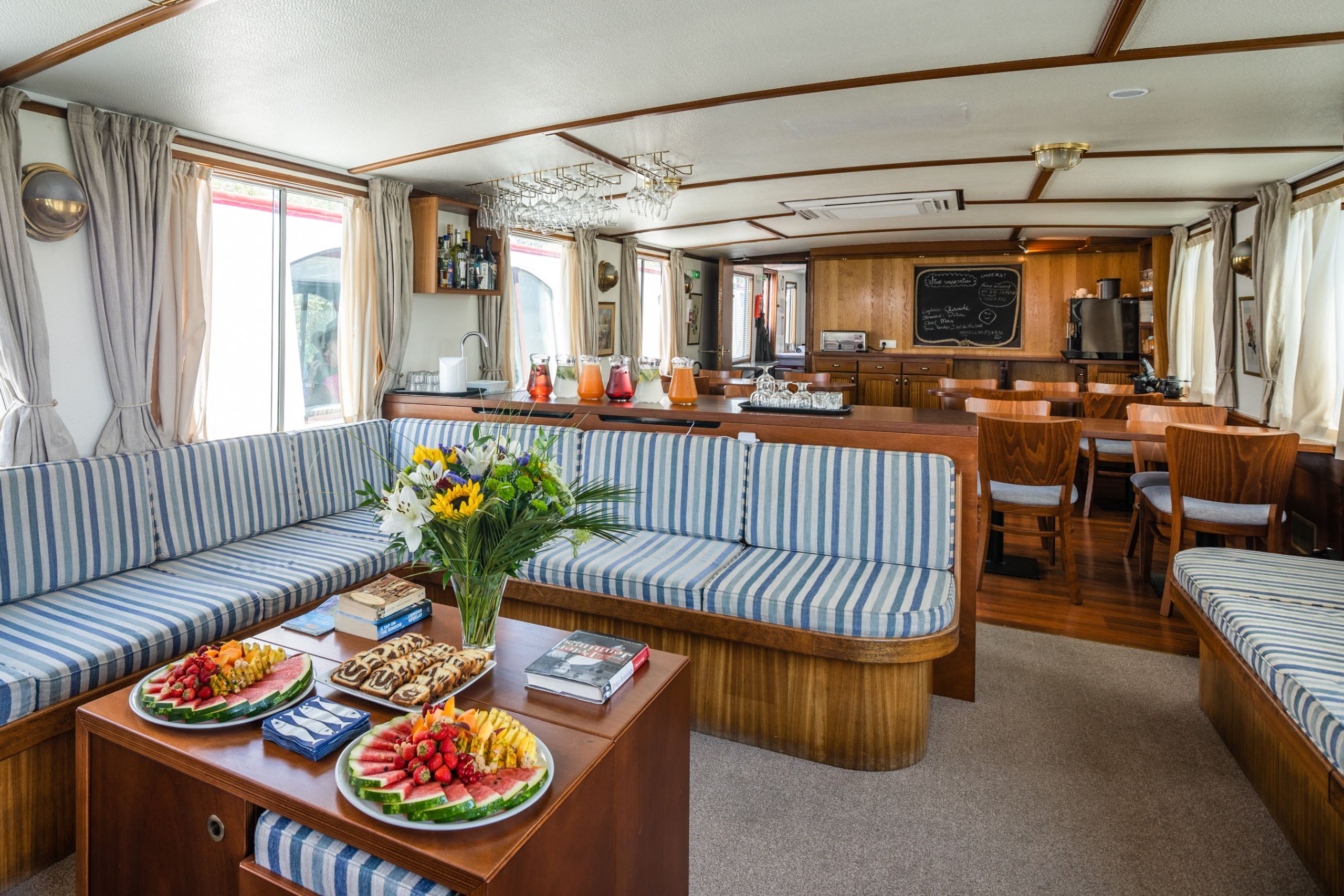 Innenraum von einem Boot mit Esstisch und frischem Obst.