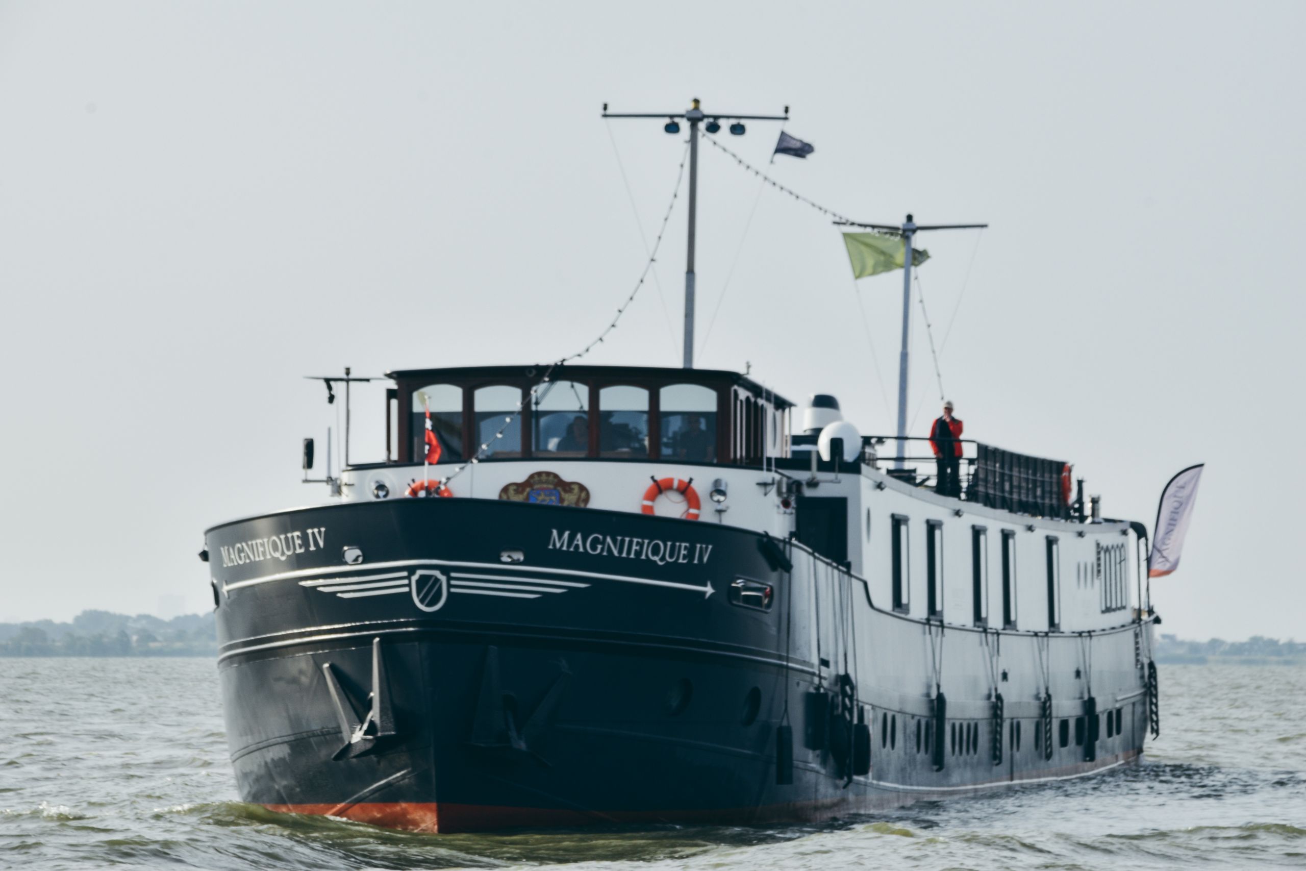 barca "Magnifique IV" in navigazione fluviale