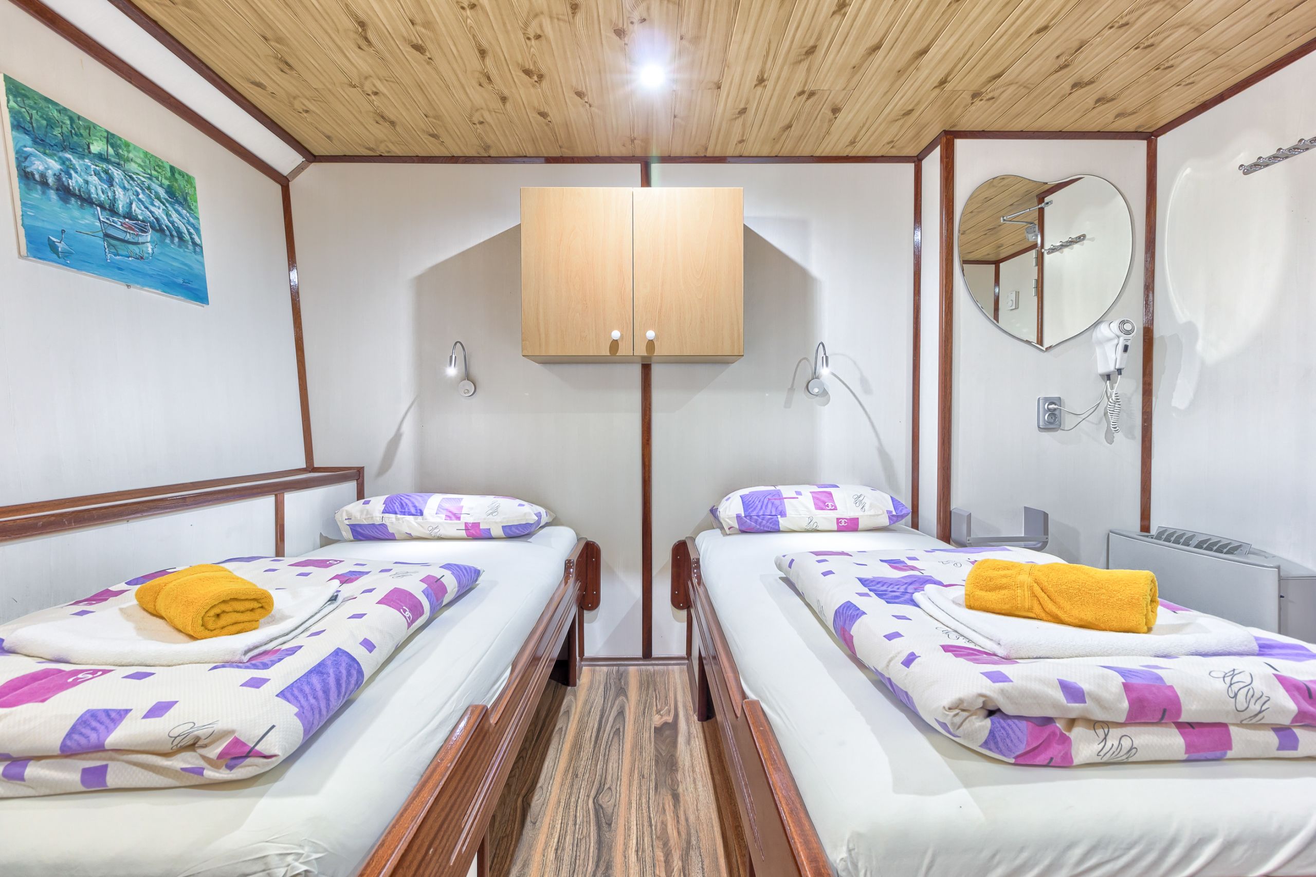 Cabina doppia con soffitto in legno su una crociera in Croazia.