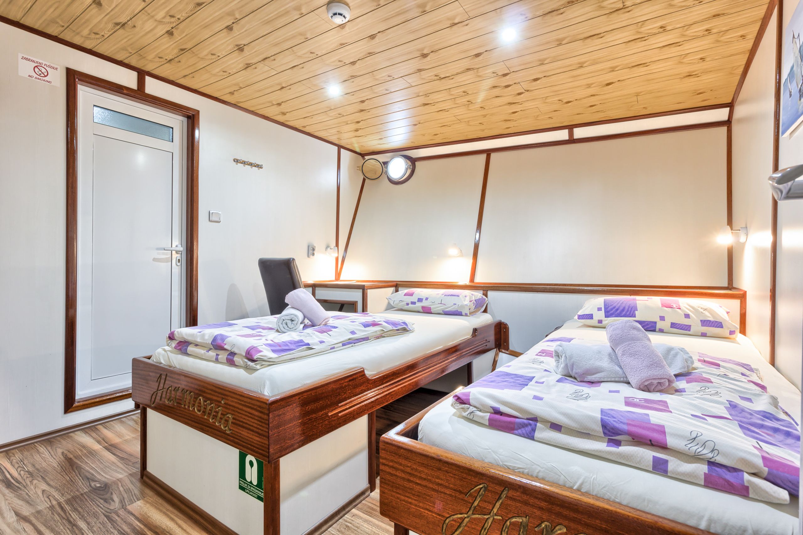 Cabina accogliente con due letti singoli, interno "Harmonia"