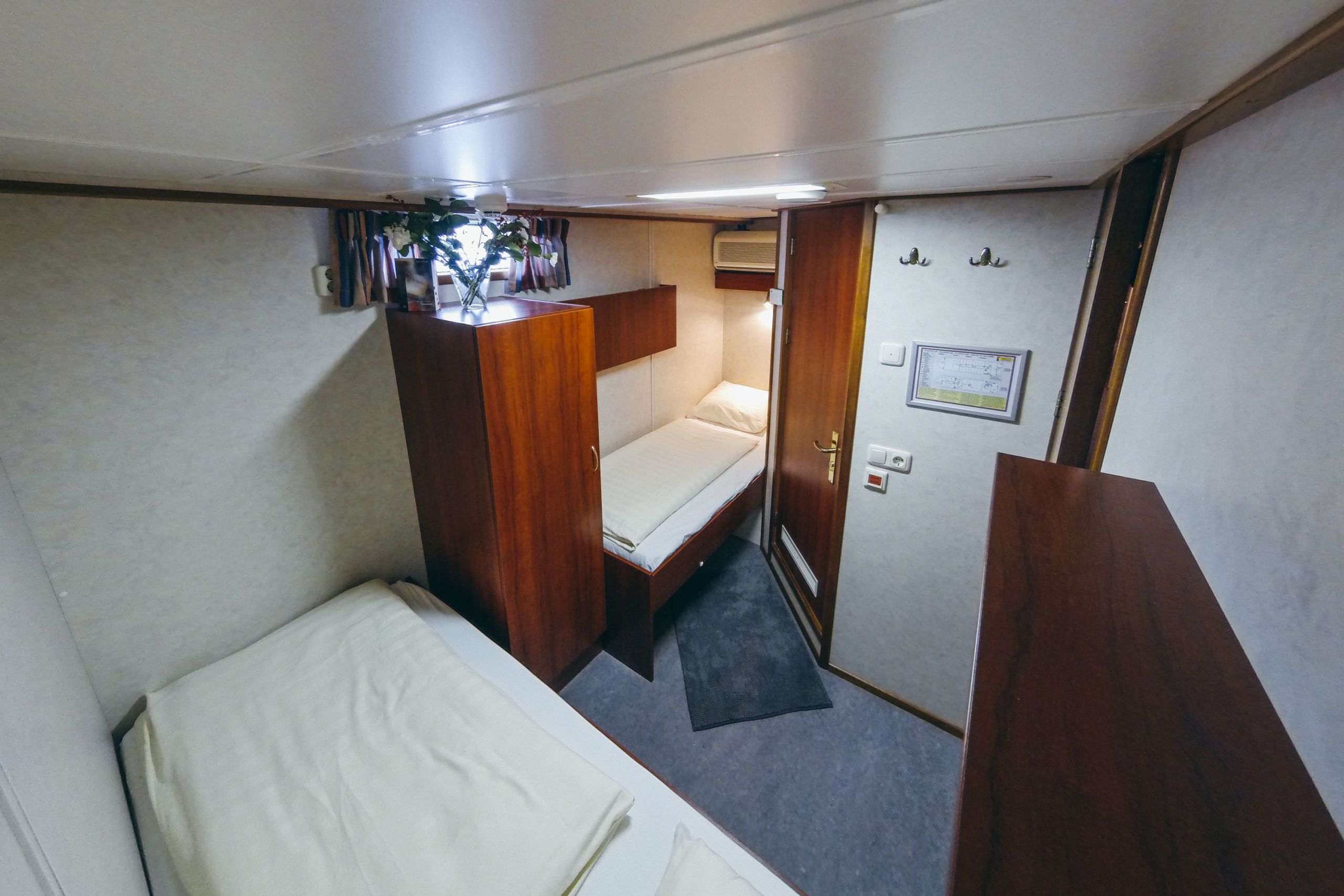 Cabina con due letti singoli interno barca zwaantje