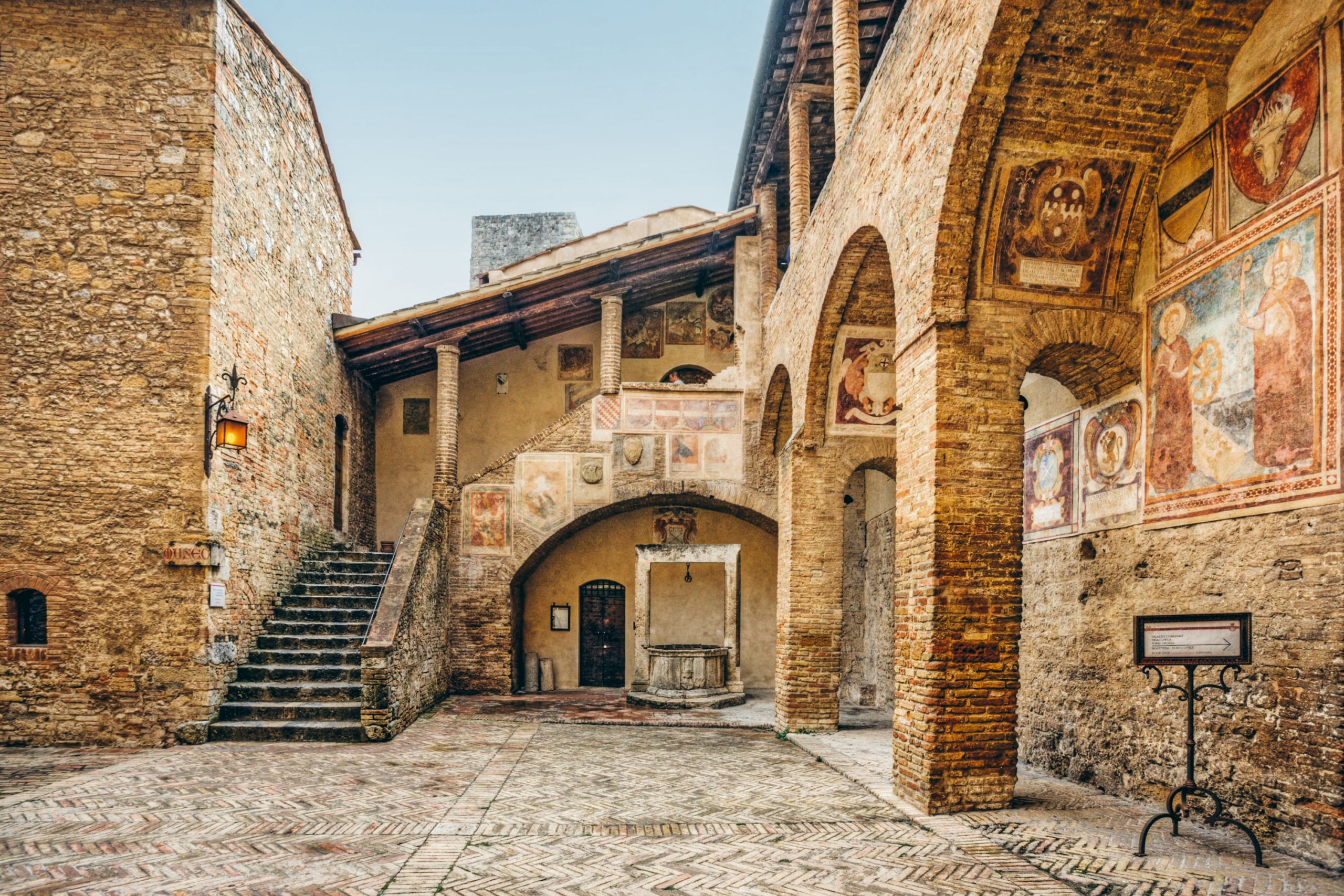 Ingresso medievale di San Gimignano, Toscana, con mura storiche.