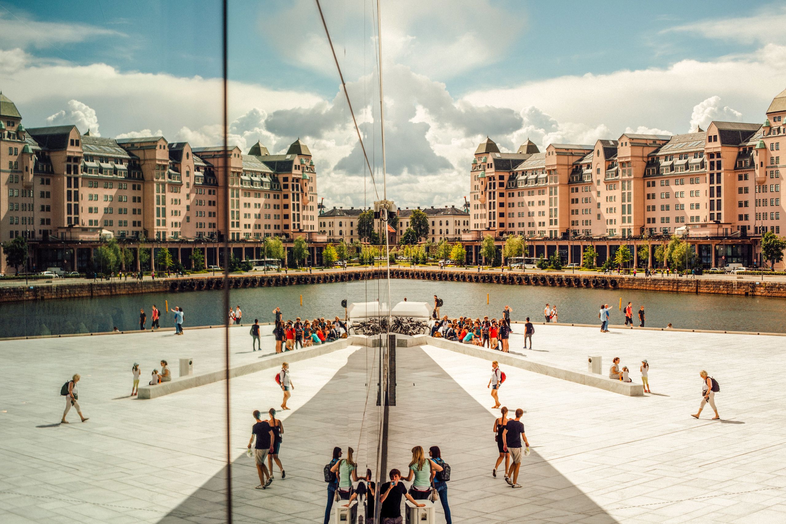 Persone che camminano su una piazza moderna Oslo Norvegia, riflesso sulle vetrate, viaggi di gruppo, tour dei fiordi