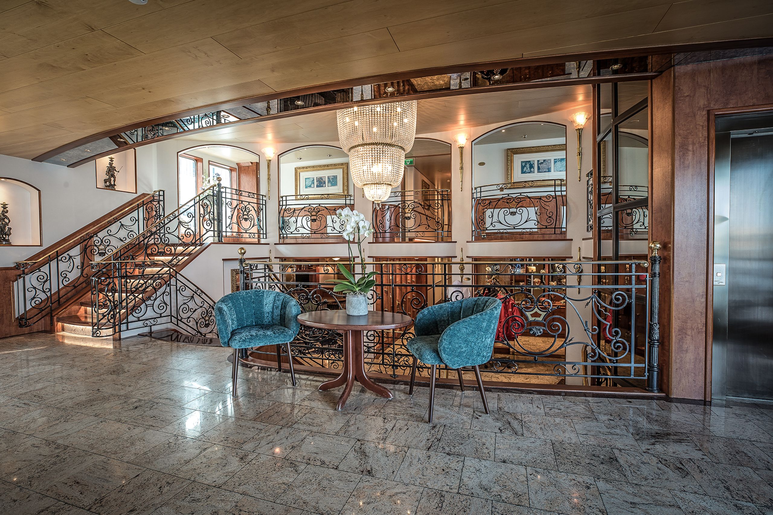 Area lounge con sedie eleganti su una crociera fluviale.