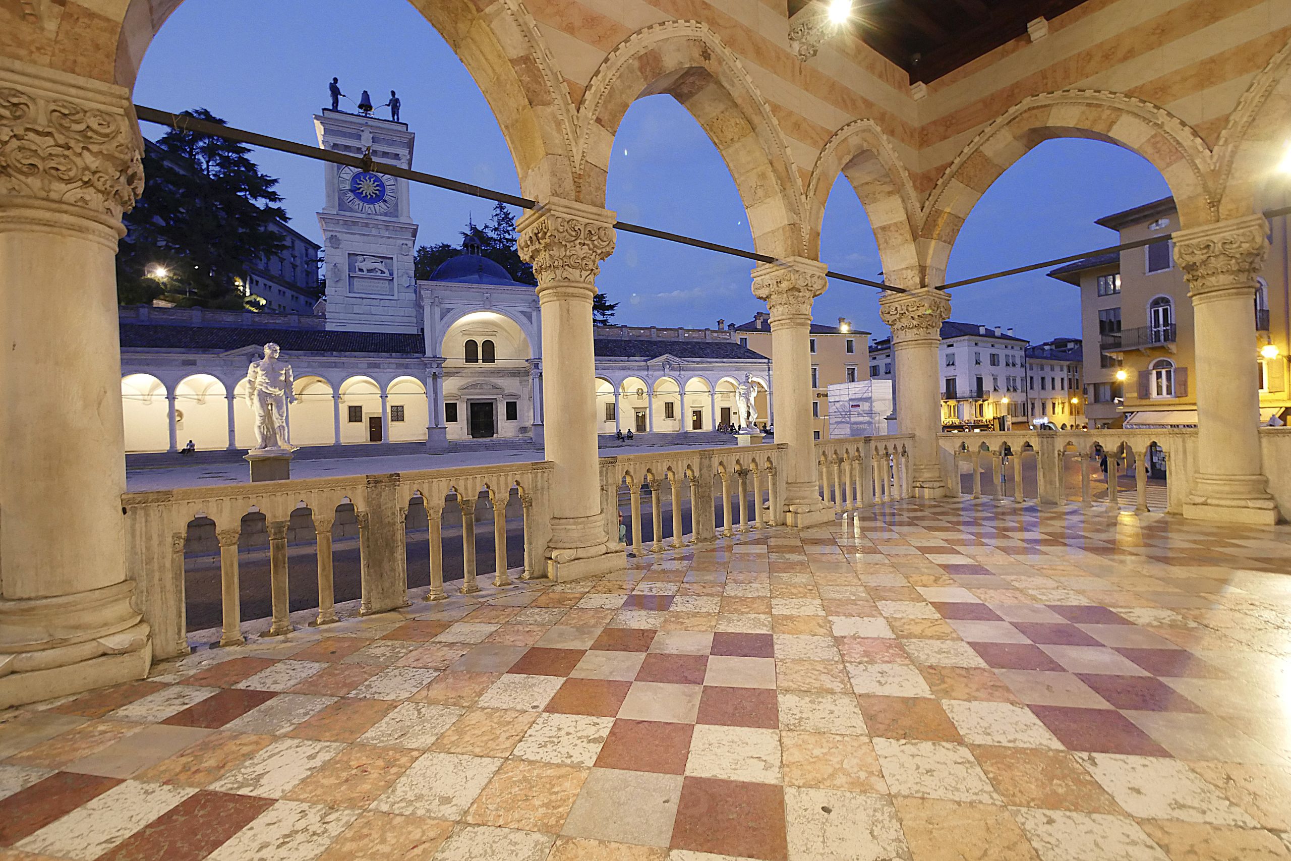 Colonnato storico in pietra, attrazione lungo il percorso della Ciclovia Alpe Adria.