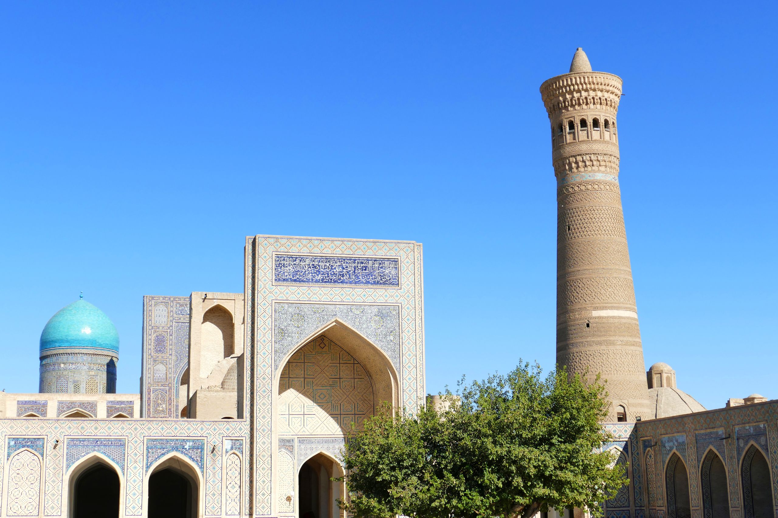 Torre antica di mattoni con minareto, Samarcanda.
