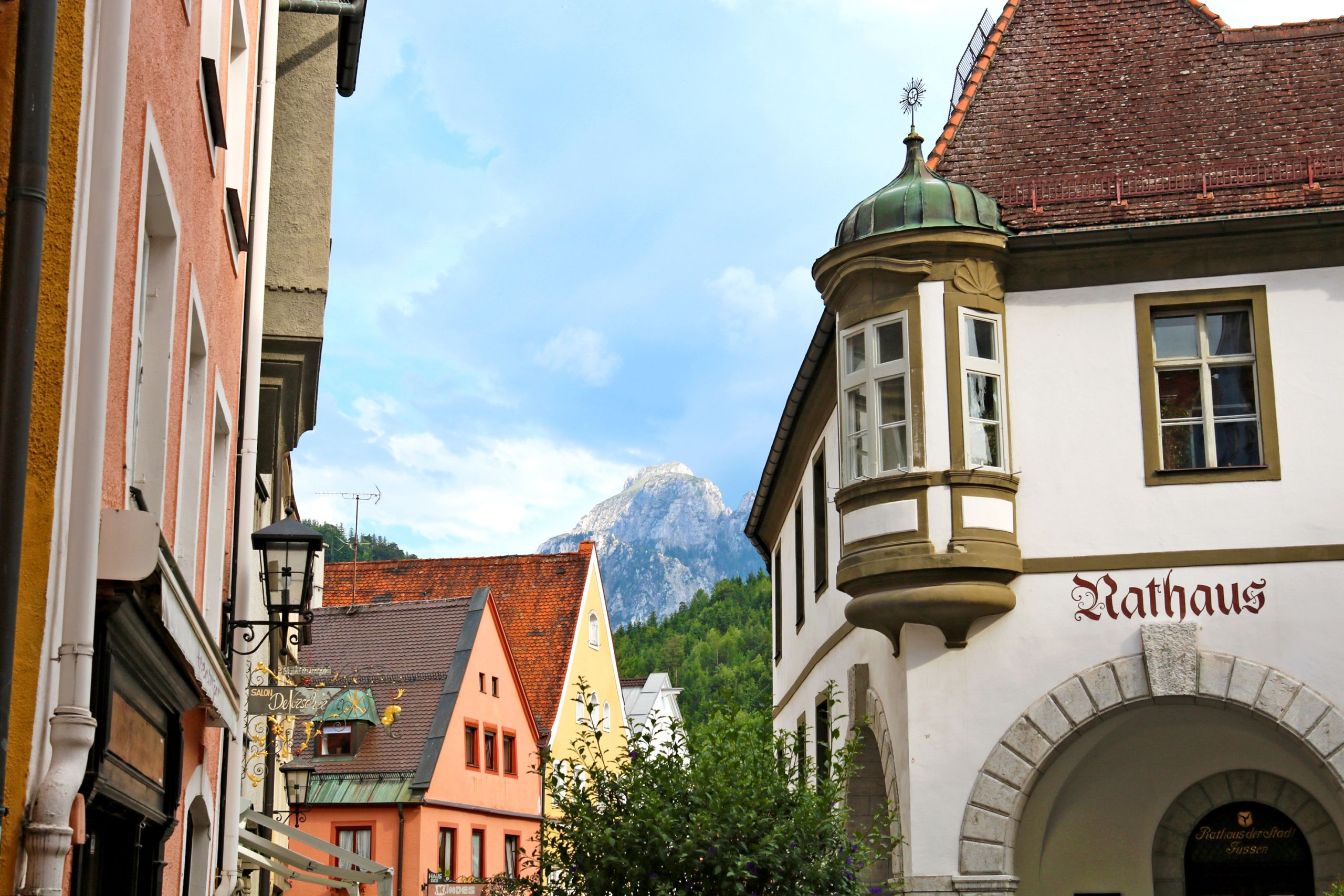 Edifici storici con archi e dettagli tipici in un villaggio lungo la Via Claudia Augusta, Tirolo, Austria