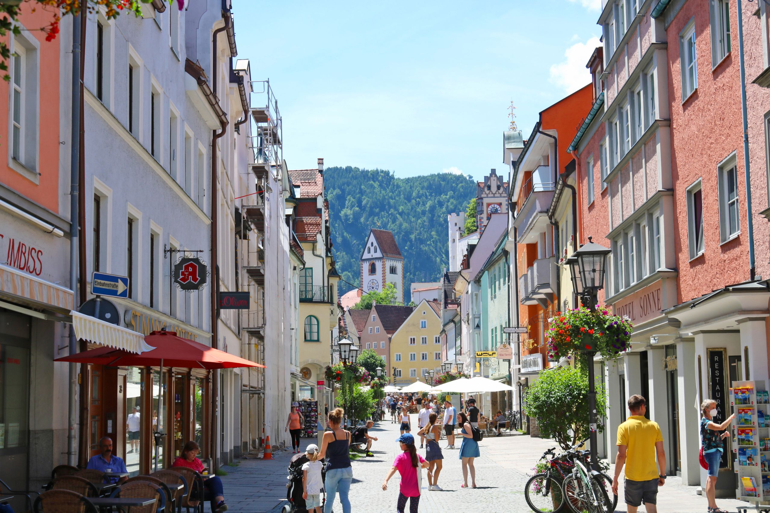 Strada pedonale con negozi e turisti in un centro storico del Tirolo, Austria