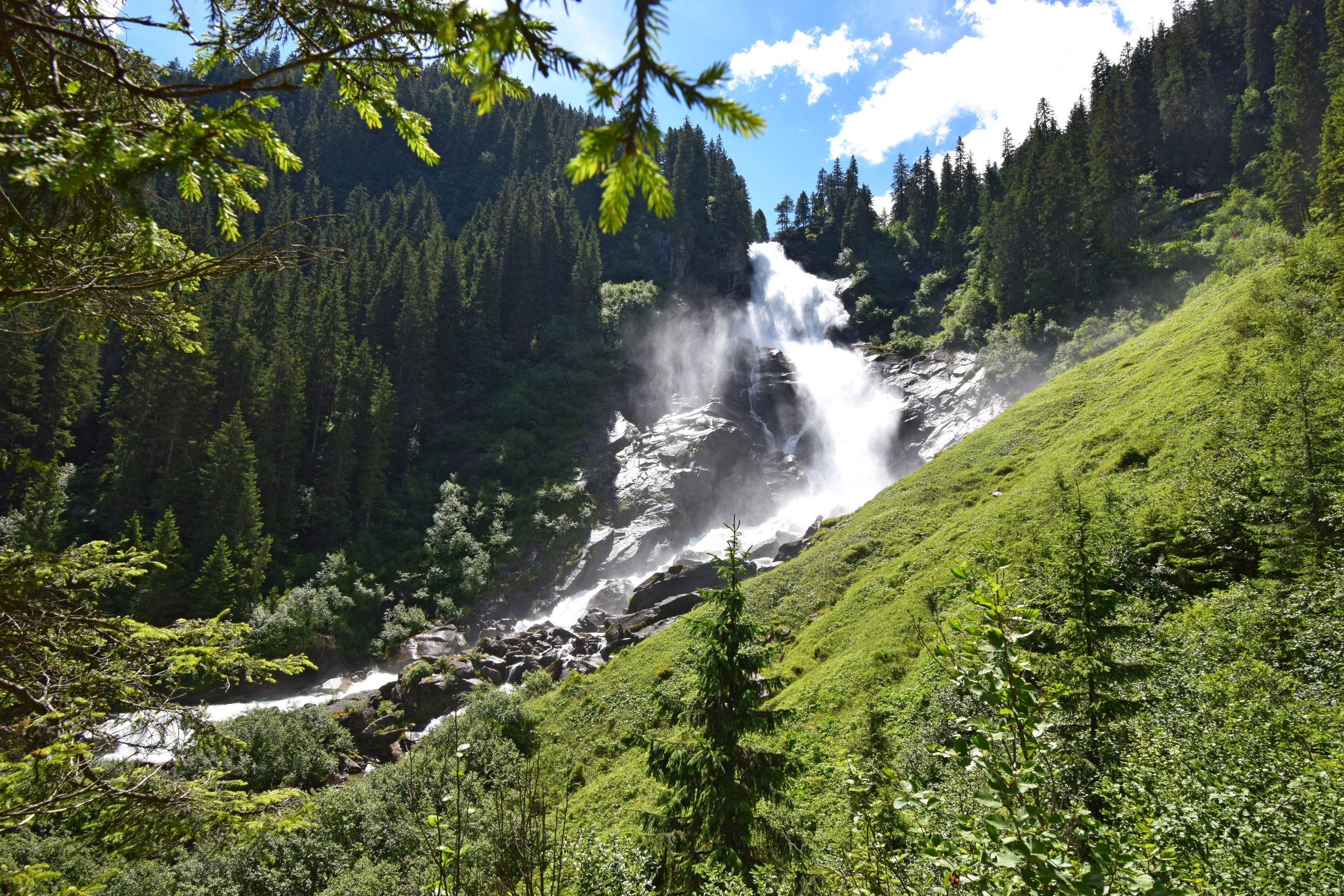Cascata imponente vista da un sentiero ciclabile lungo la Ciclabile dei Tauri.