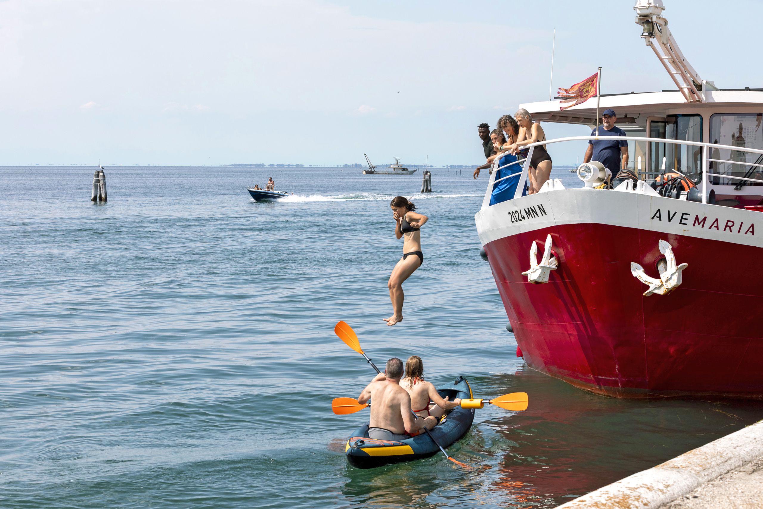 Barca rossa "Ave Maria" attraccata con turisti, Venezia laguna