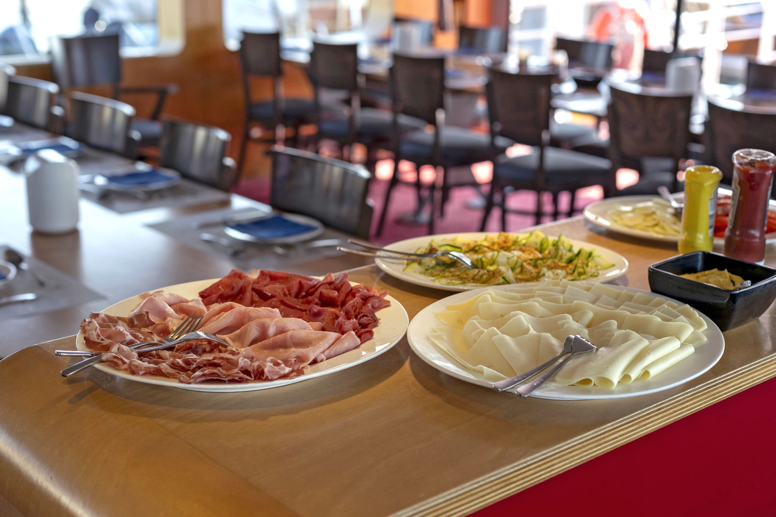 Piatti di affettati e formaggi pronti a essere serviti agli ospiti