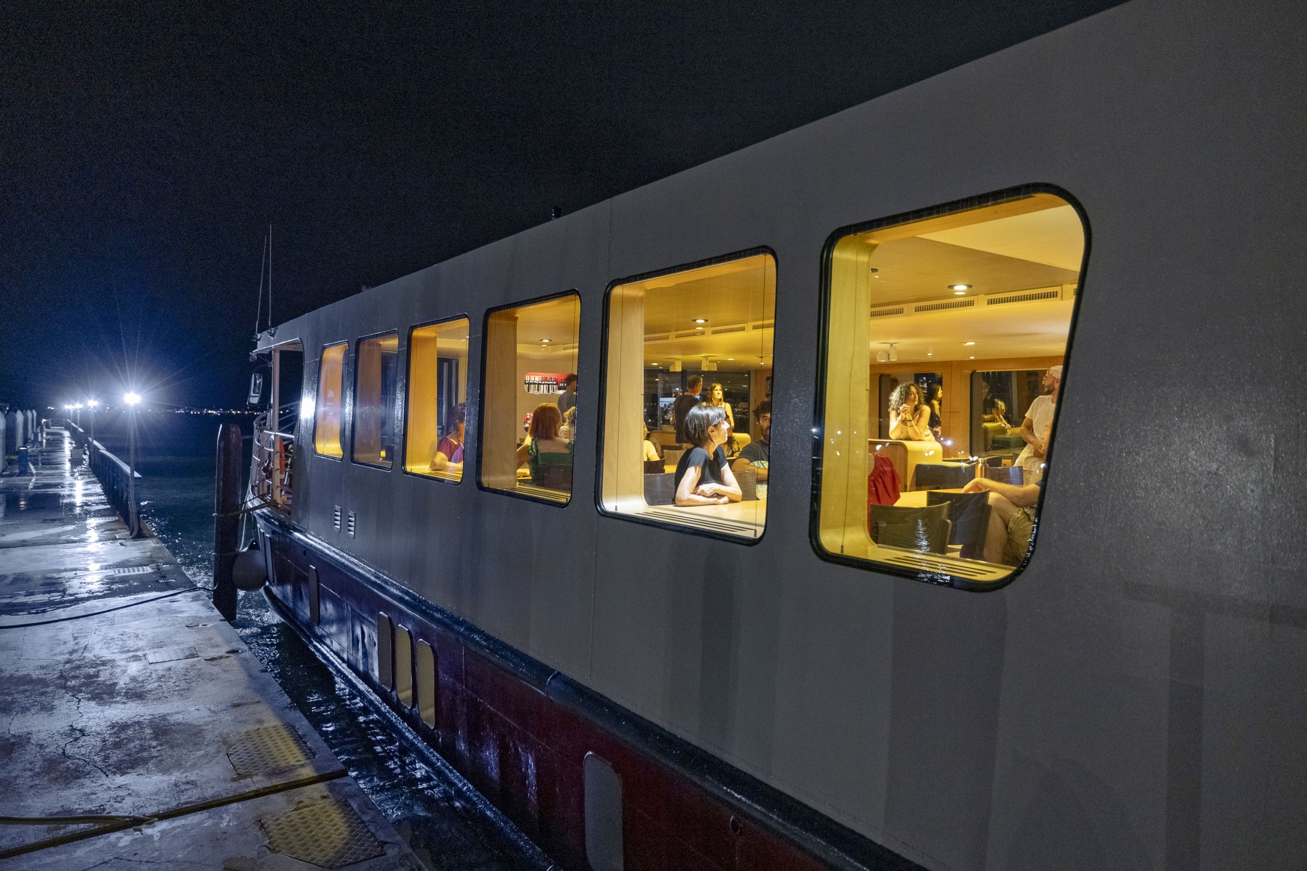 Vista di notte dall'esterno della sala ristorante illuminata di "Ave Maria"
