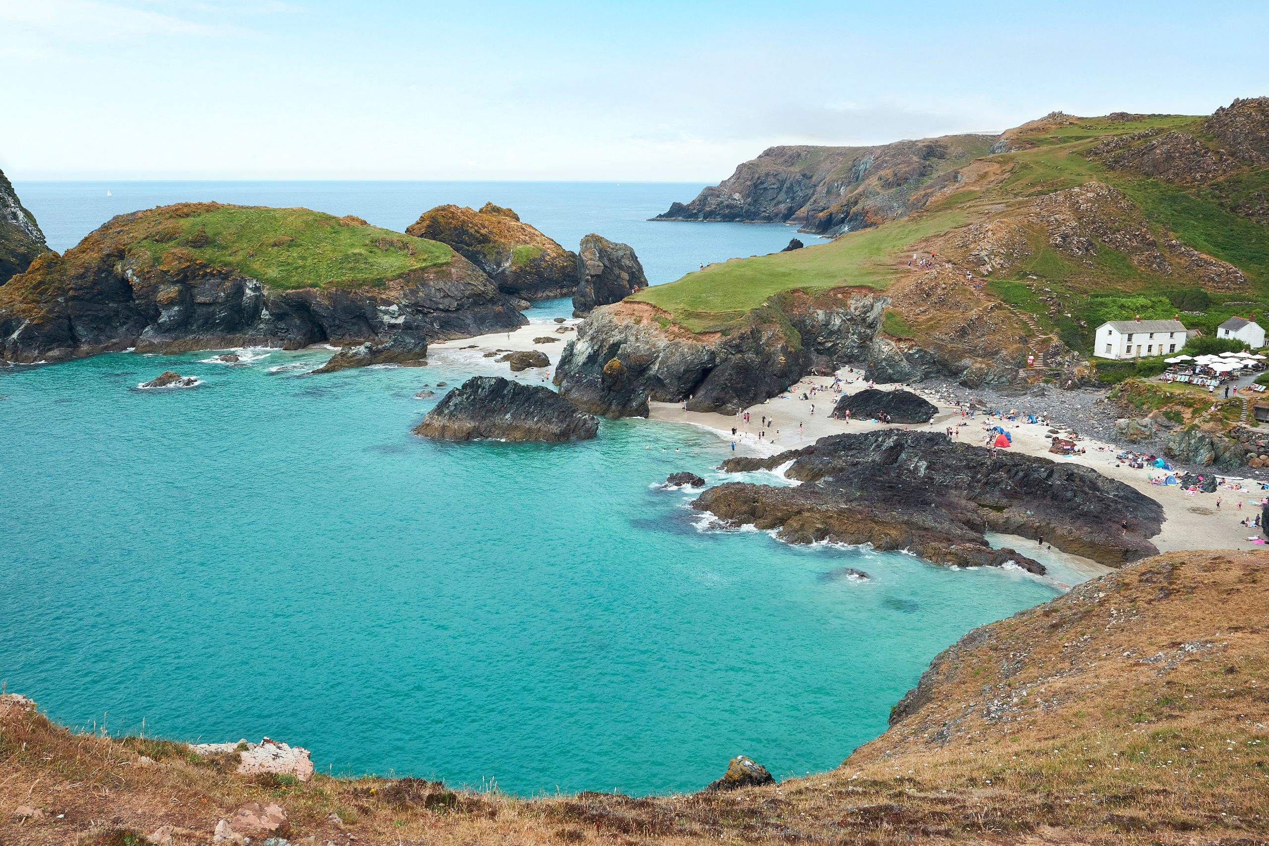 Kynance Cove, Cornovaglia – Baia con acque cristalline e scogliere spettacolari, una delle spiagge più pittoresche della Cornovaglia.