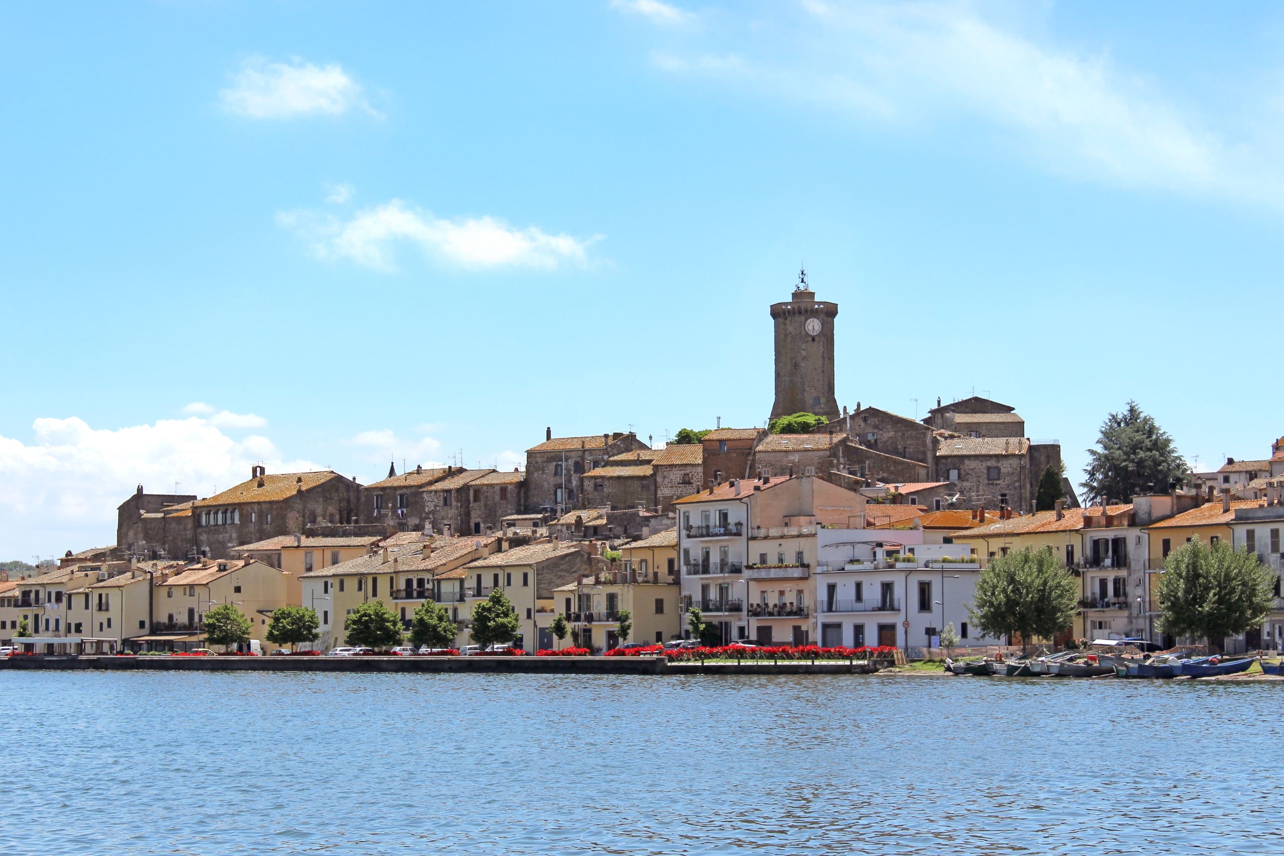 Blick auf Bolsena vom See mit der Burg Monaldeschi im Hintergrund.