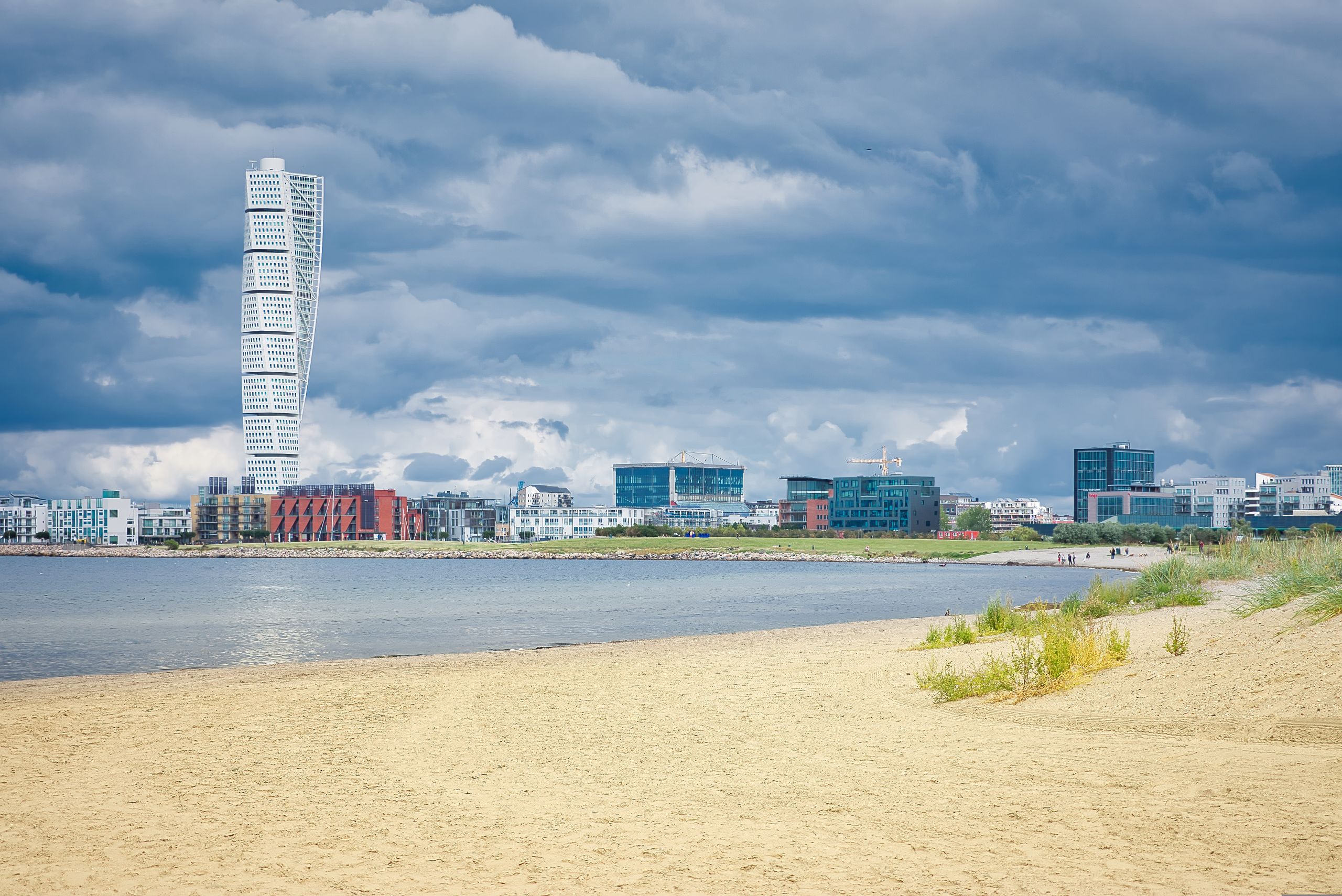 Spiaggia sabbiosa di Ribersborg a Malmö, Svezia, con il grattacielo Turning Torso sullo sfondo.