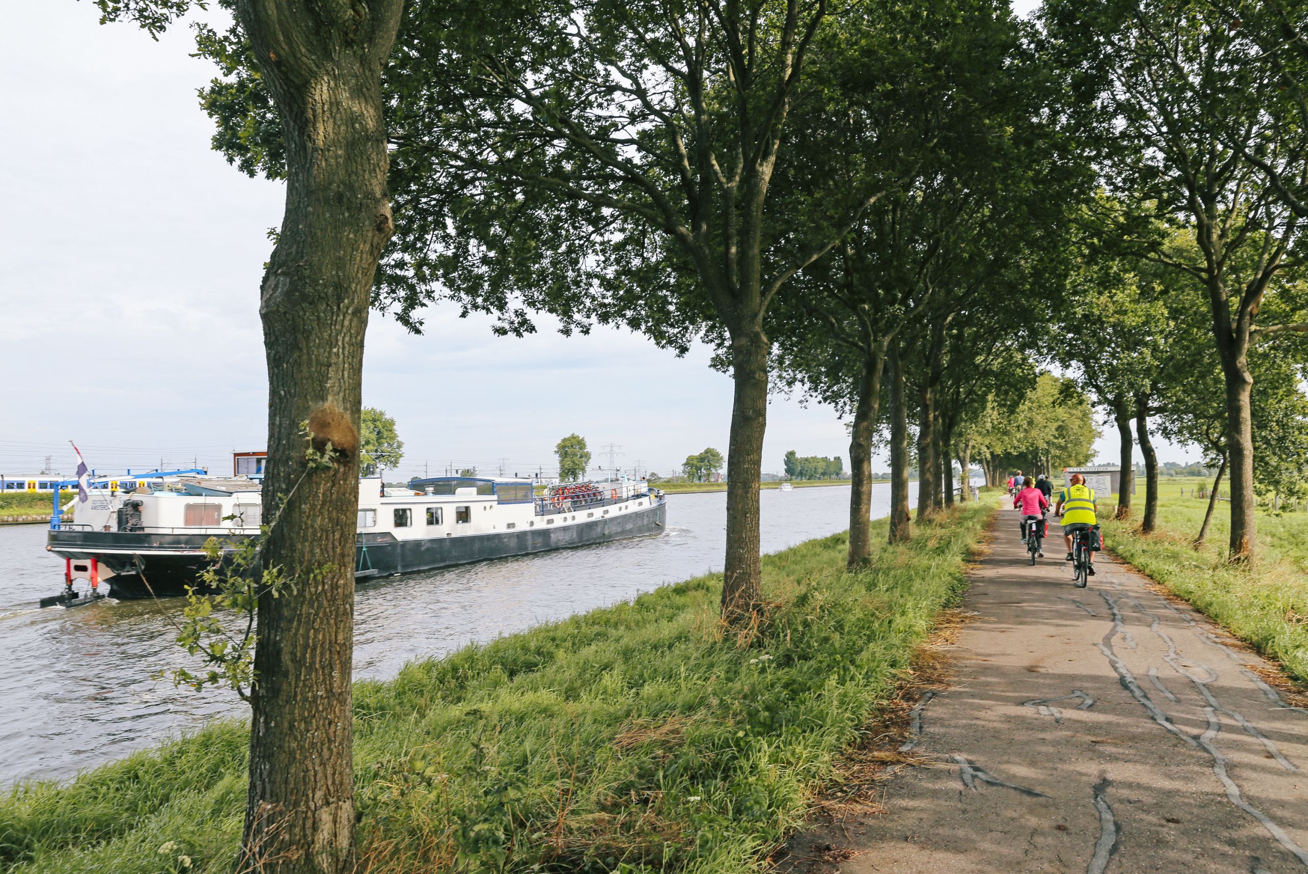 Radweg entlang des Flusses, mit Bootssegeln, Radweg von Maastricht nach Amsterdam