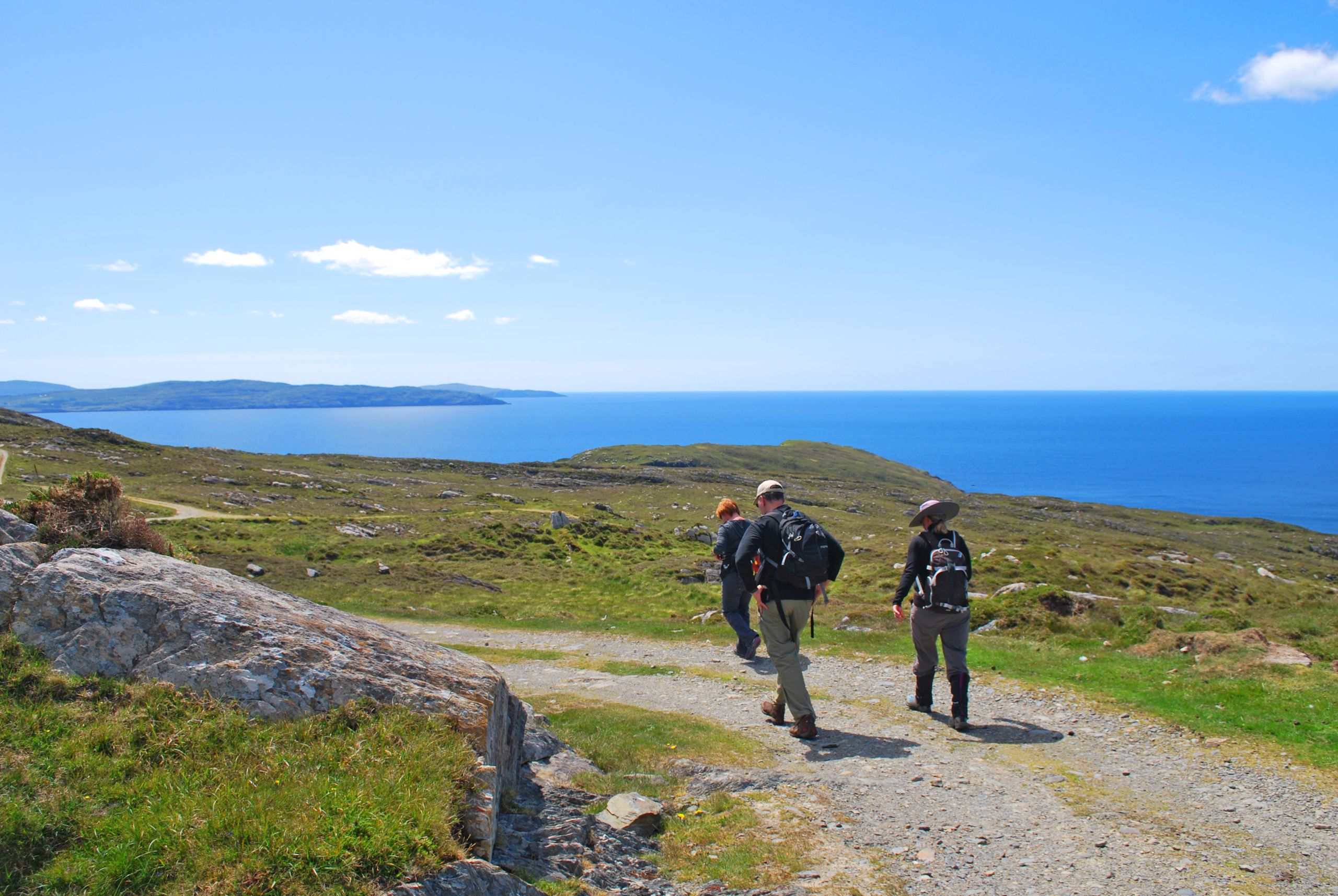 Coppia di escursionisti su un percorso vicino alla costa con vista sull'oceano tra Cork e Kerry.