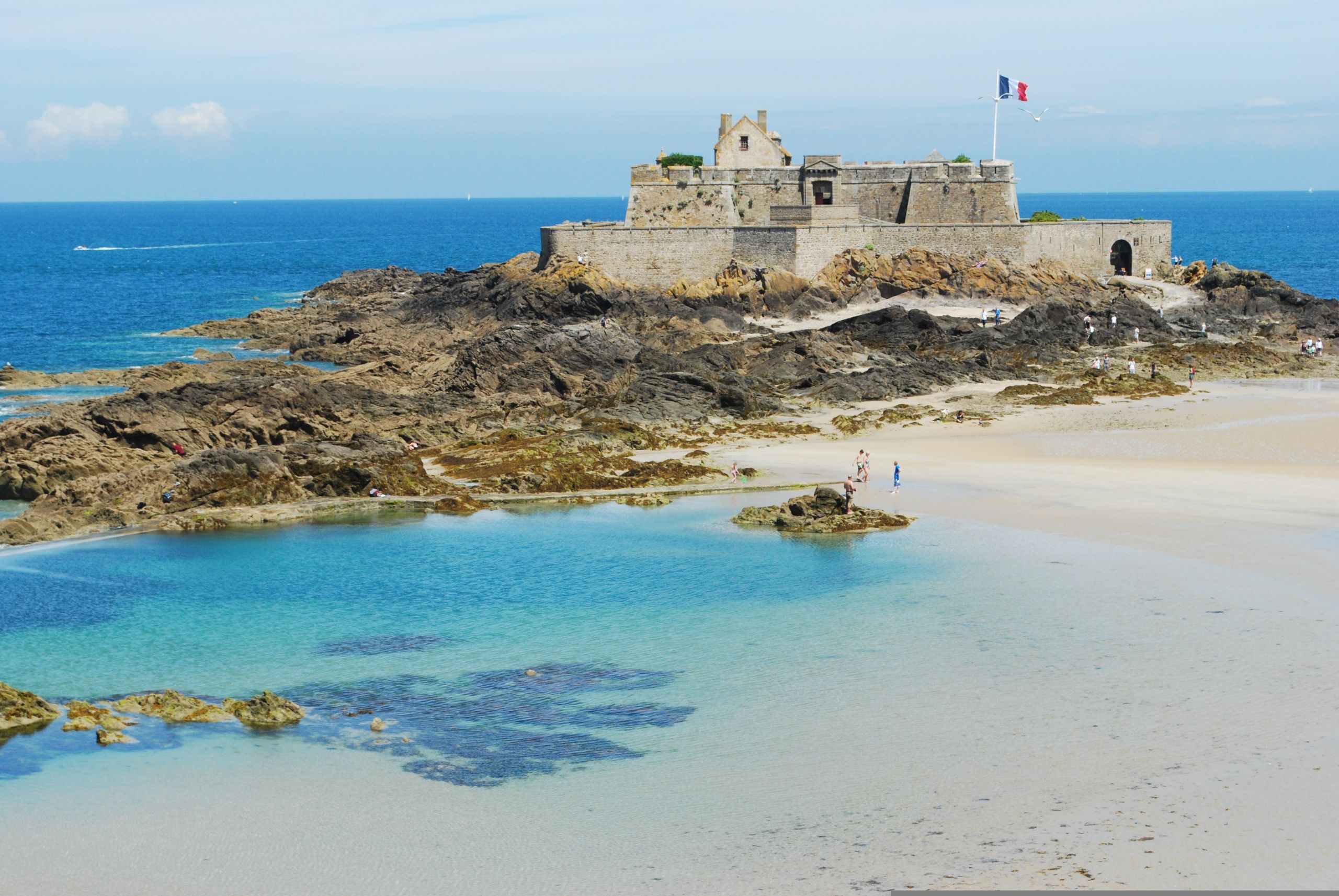 Forte di Saint-Malo circondato dall’oceano durante la bassa marea, Bretagna.