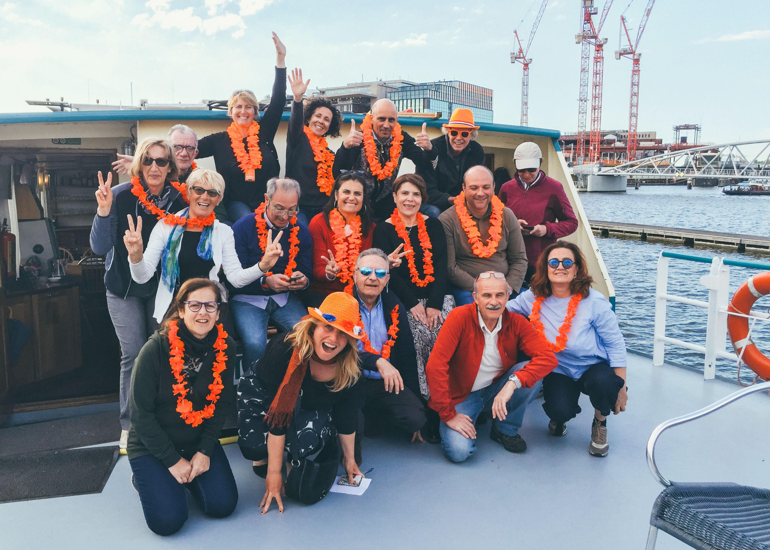 Gruppe von Touristen bei einer Bootstour auf einem niederländischen Kanal, Niederlande