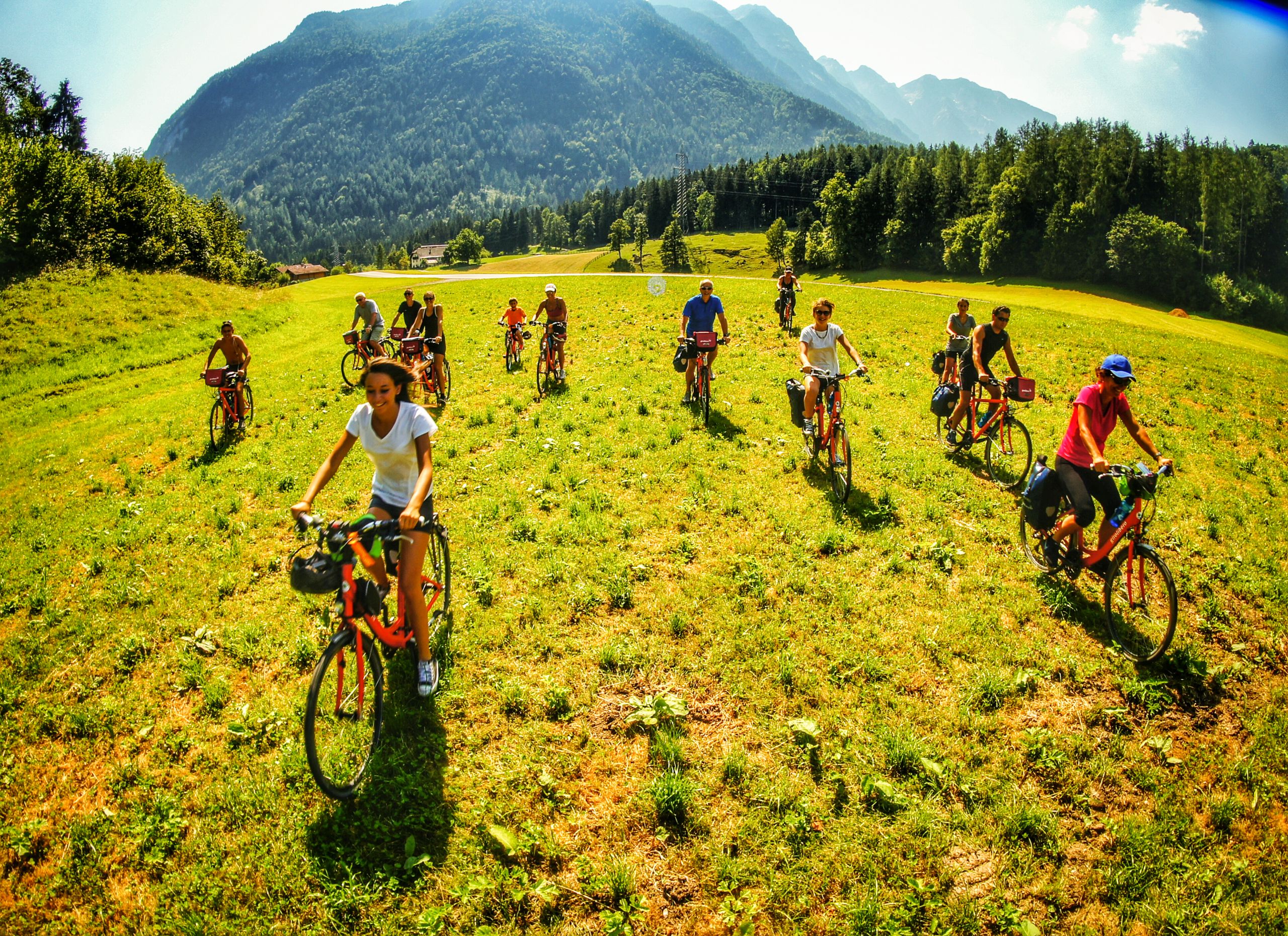 Gruppo di ciclisti con bici Girolibero lungo la ciclabile dei Tauri, da Krimml a Salisburgo, Austria