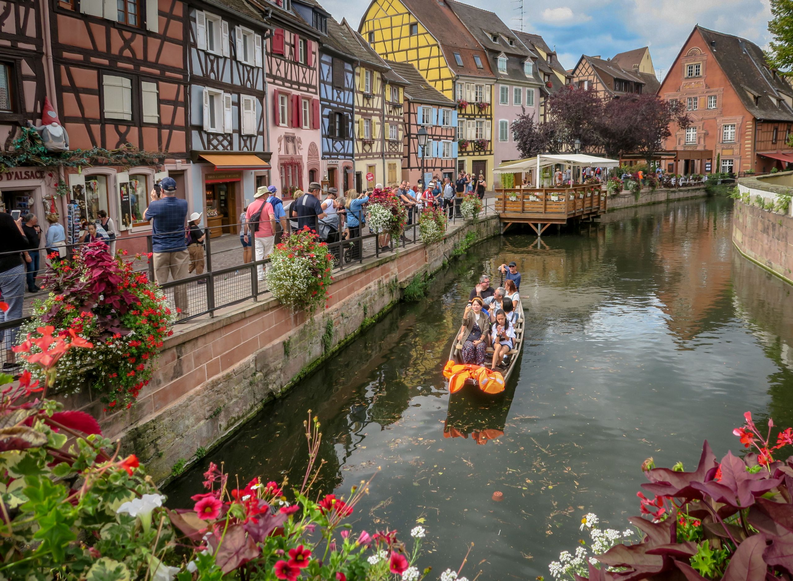 Case a graticcio e canale con barche turistiche a Colmar, Alsazia, Francia.