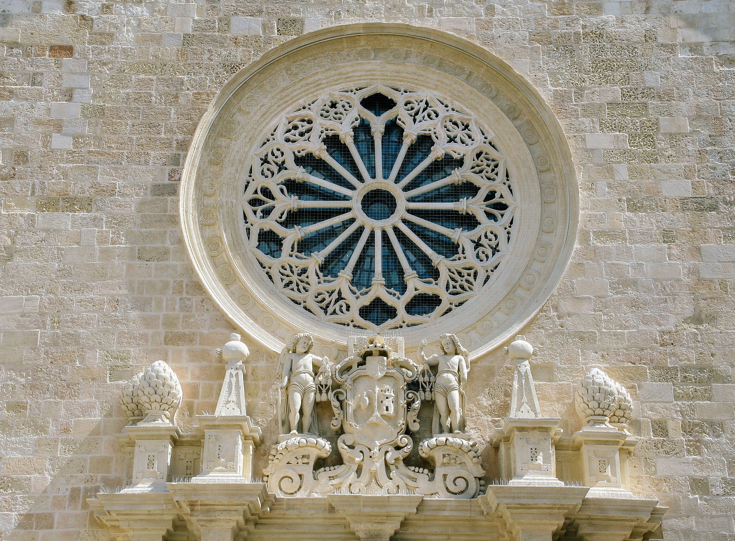 Geschnitztes Rosettenfenster der Kathedrale von Otranto, Salento, Apulien, Italie