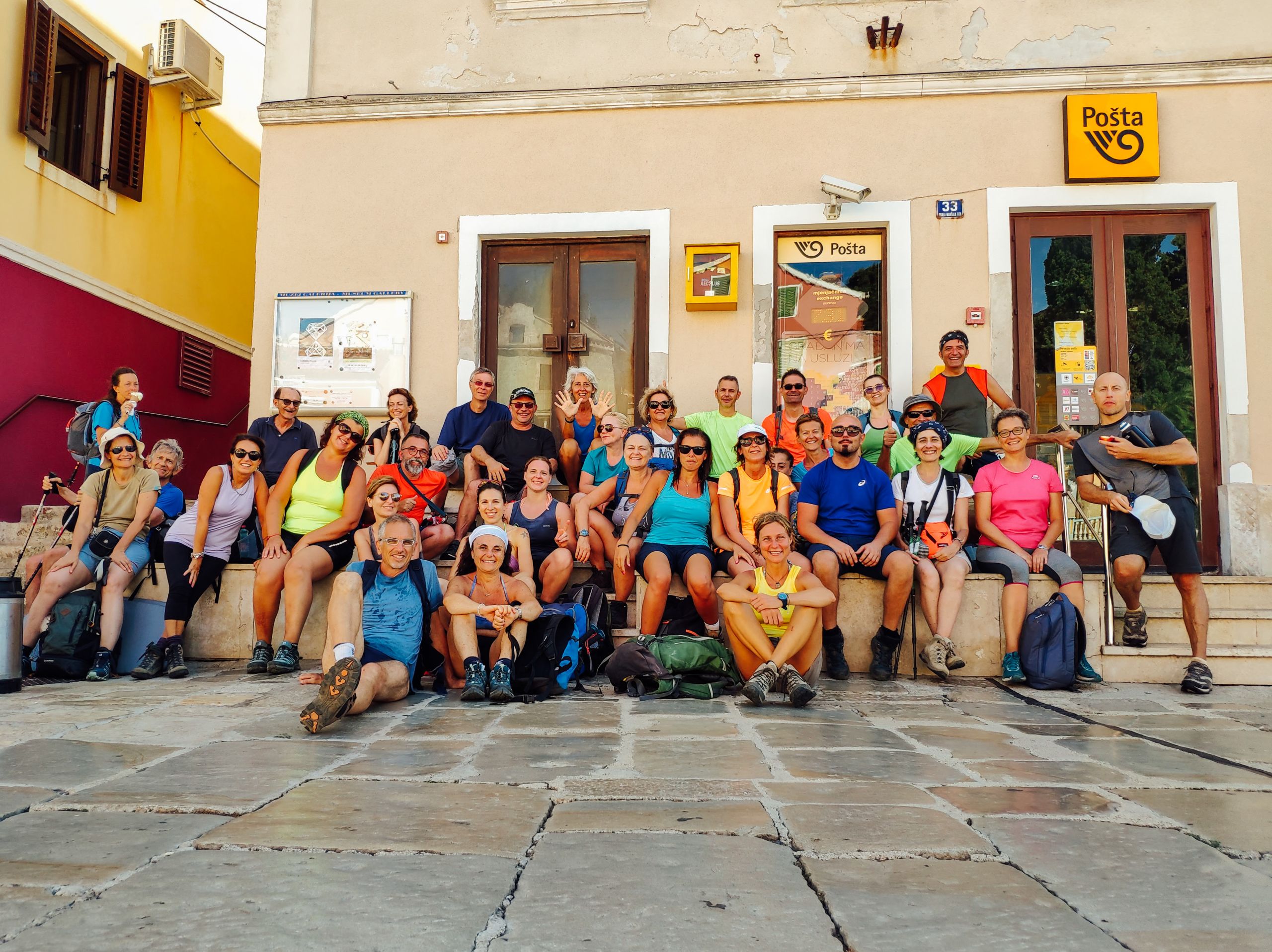 Gruppo durante trekking in Croazia in posa per una foto, viaggi a piedi organizzati con accompagnatore