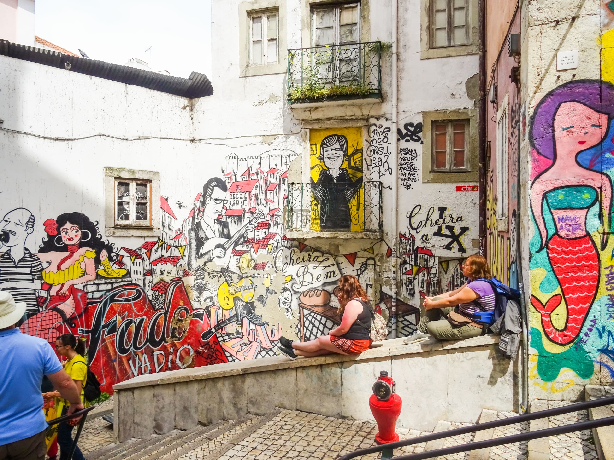 Fascino lusitano: tradizione, cultura e natura travolgente. Dora Dones Murales colorati e graffiti nel quartiere Alfama a Lisbona, Portogallo.