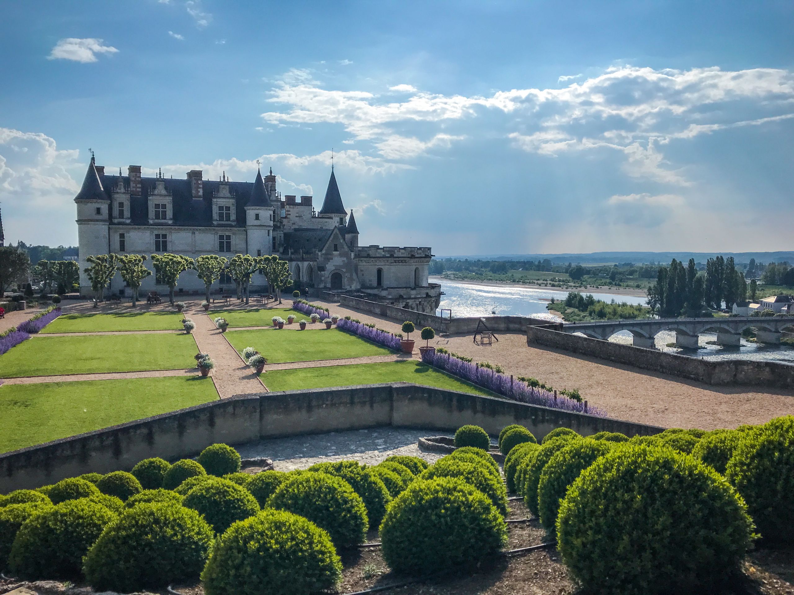 Blick auf Château d'Amboise mit Gärten im Vordergrund, Frankreich.