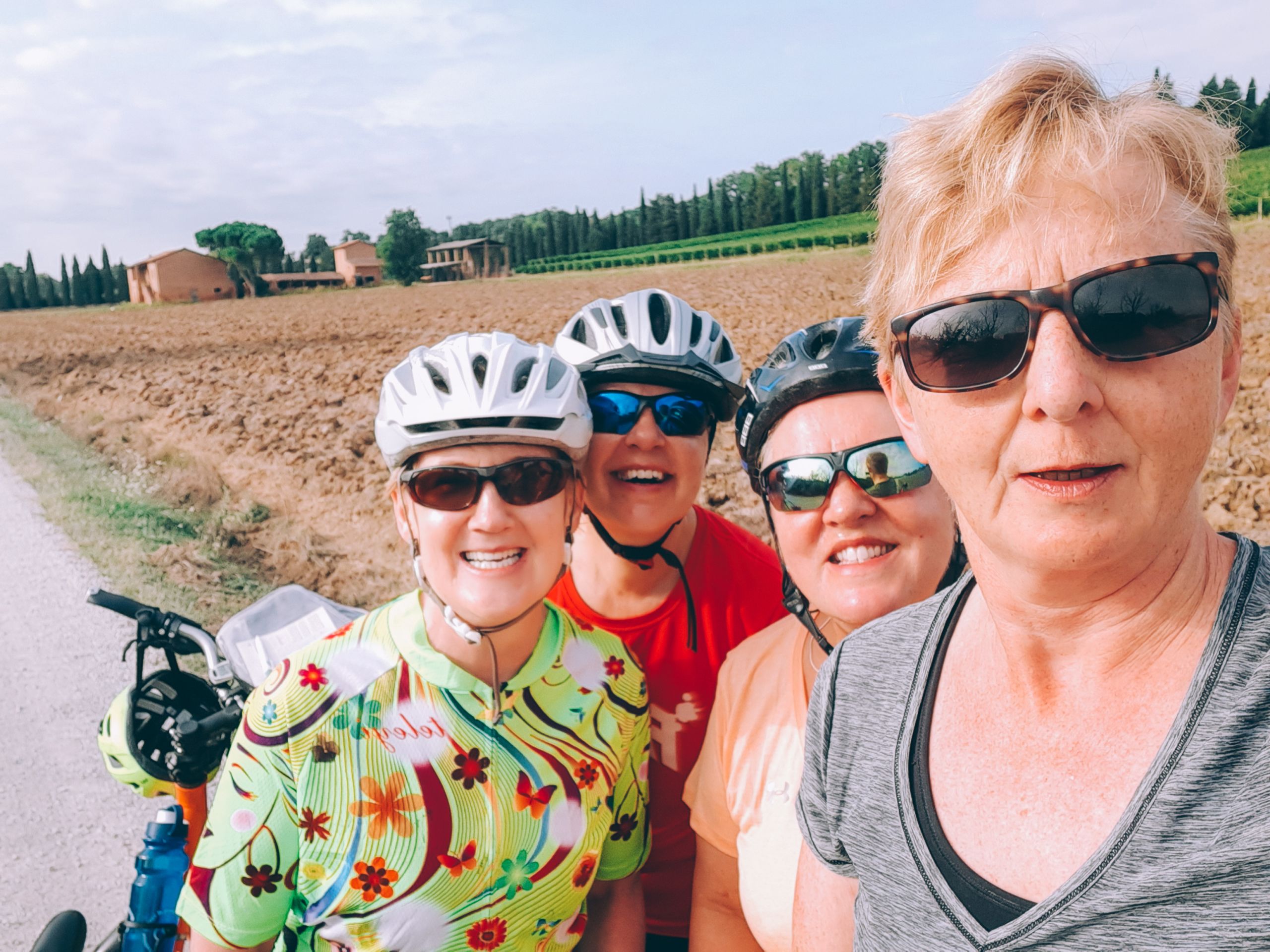 Viaggi in bici, gruppo in posa per un selfie, campagna umbra