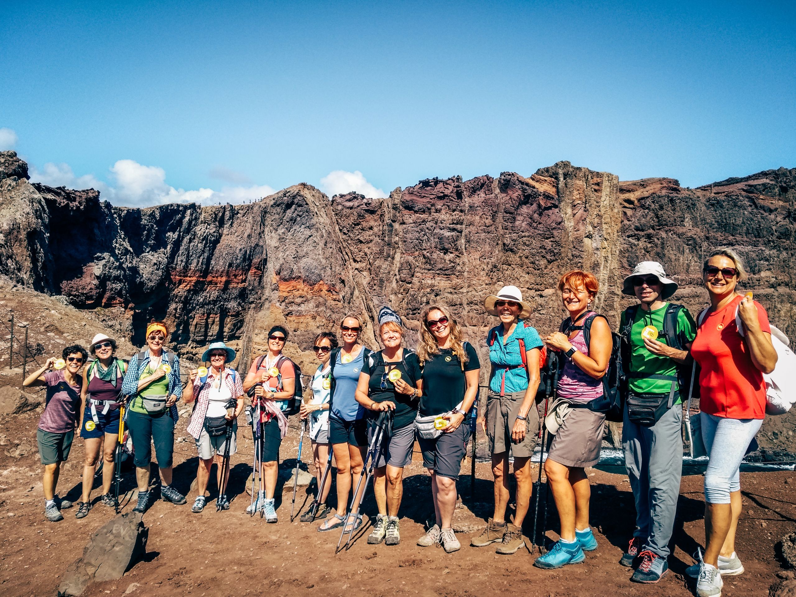 Gruppo di escursionisti su un sentiero vulcanico in viaggio per un trekking a Madeira