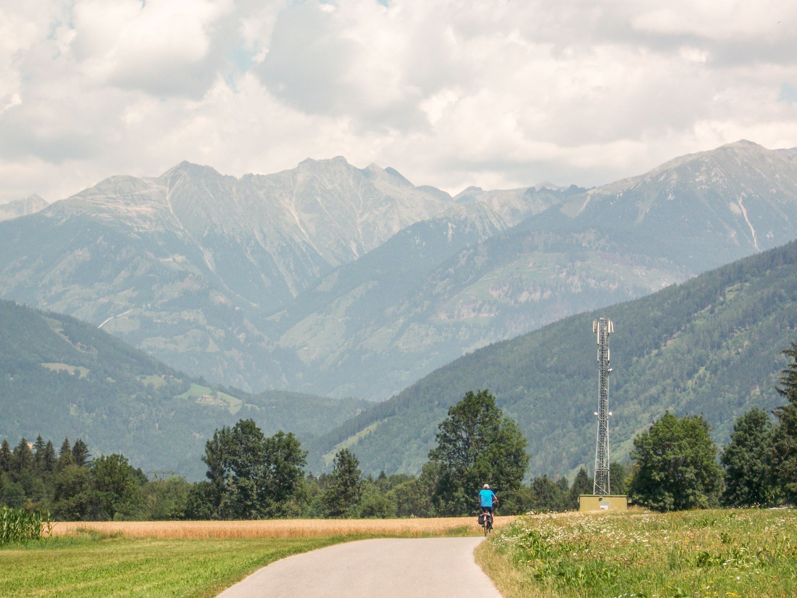 Cicloturista, paesaggio di montagna, vacanza in bici, ciclabile della Drava, Austria