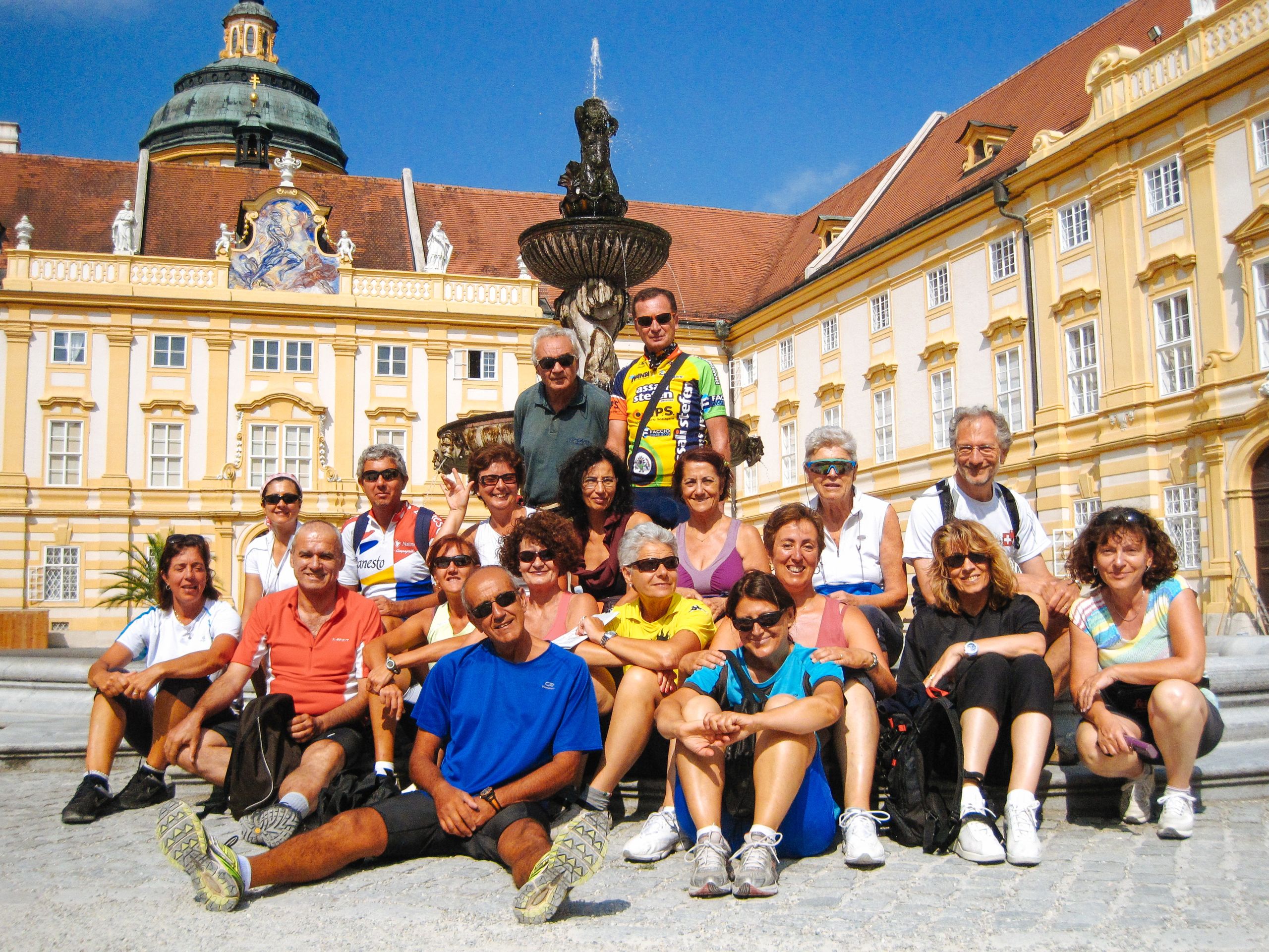 Gruppo di viaggiatori, abbazia di Melk, vacanza in bici, relax, ciclabile del Danubio