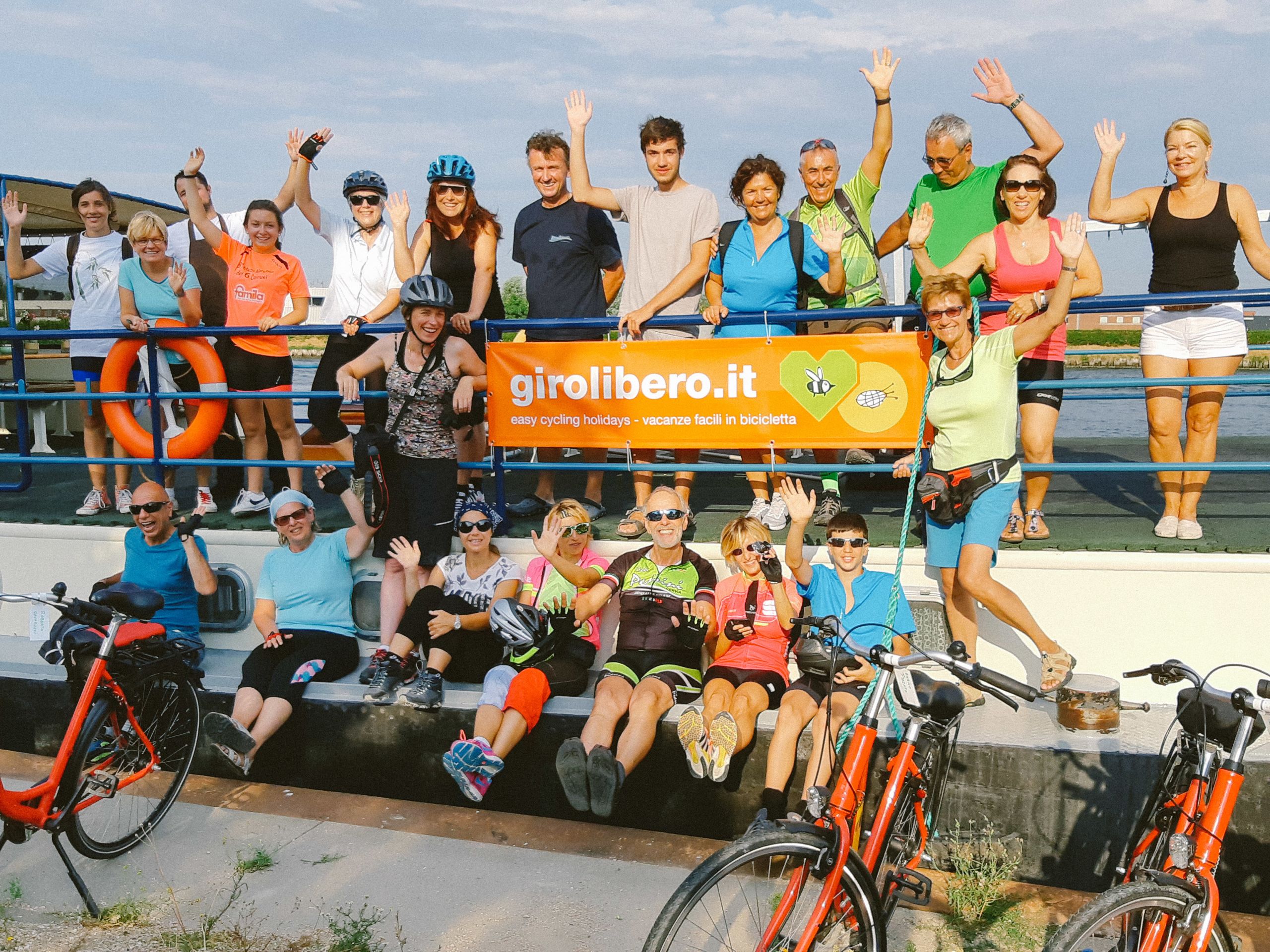 Viaggiatori in posa su una barca con biciclette, tour bici e barca, Olanda.