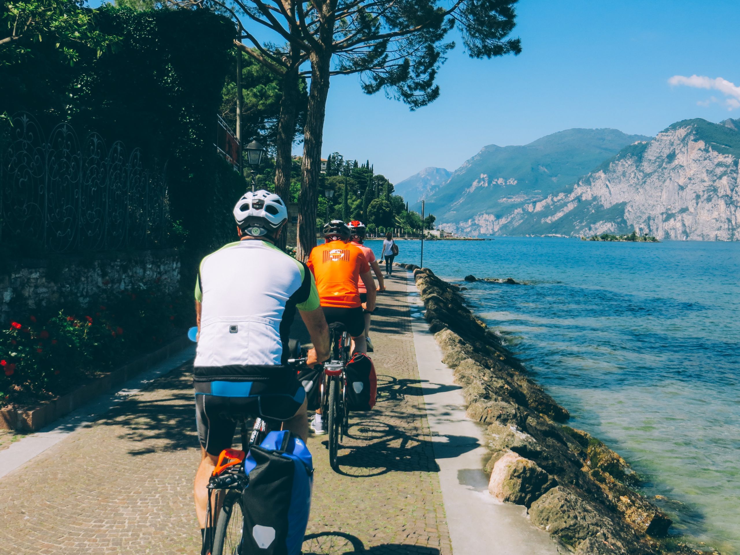 Radfahren mit Girolibero, auf dem Radweg von Trient nach Peschiera del Garda, Blick auf den Gardasee