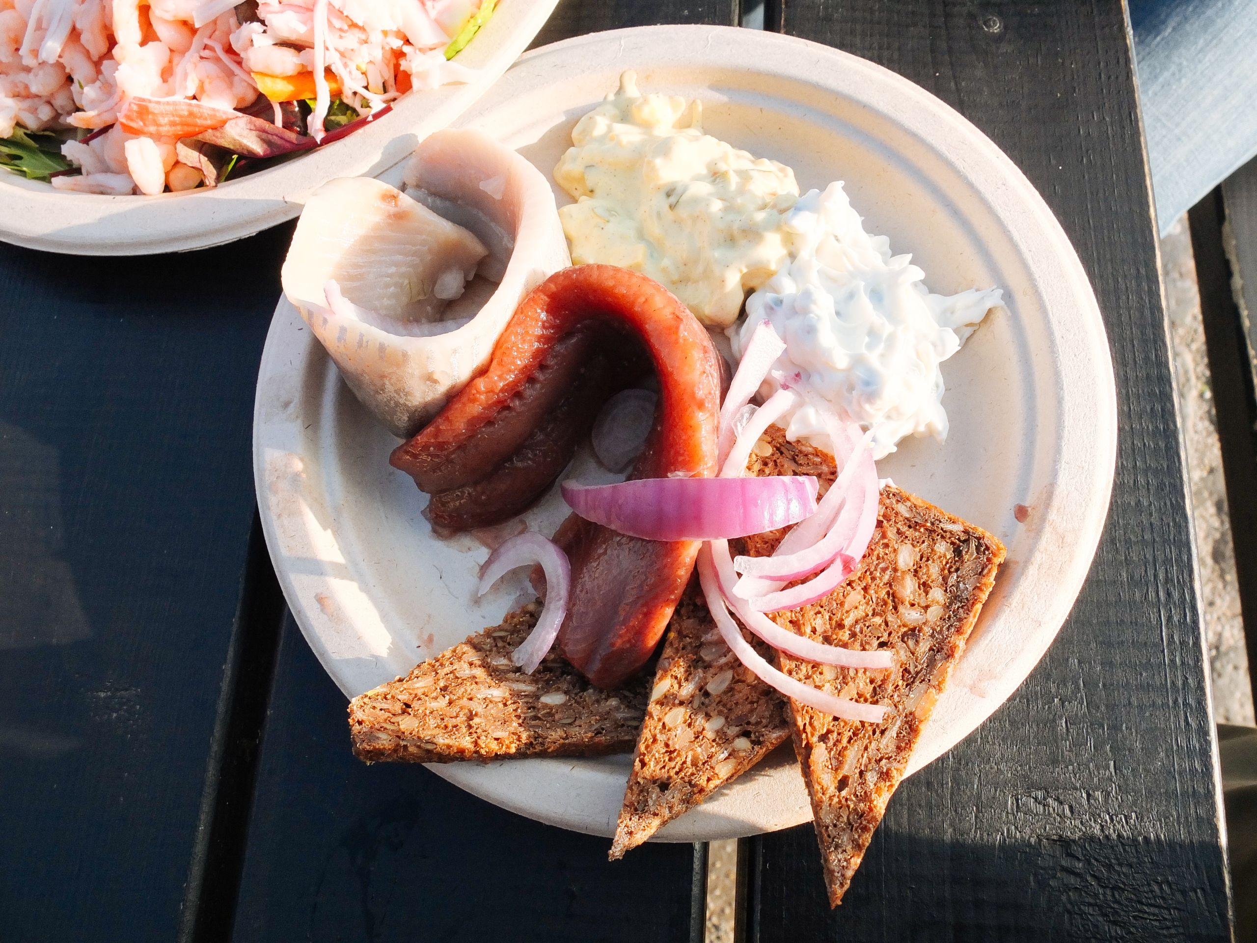 Piatto di smørrebrød, tipico pane danese con vari condimenti, servito a Copenaghen
