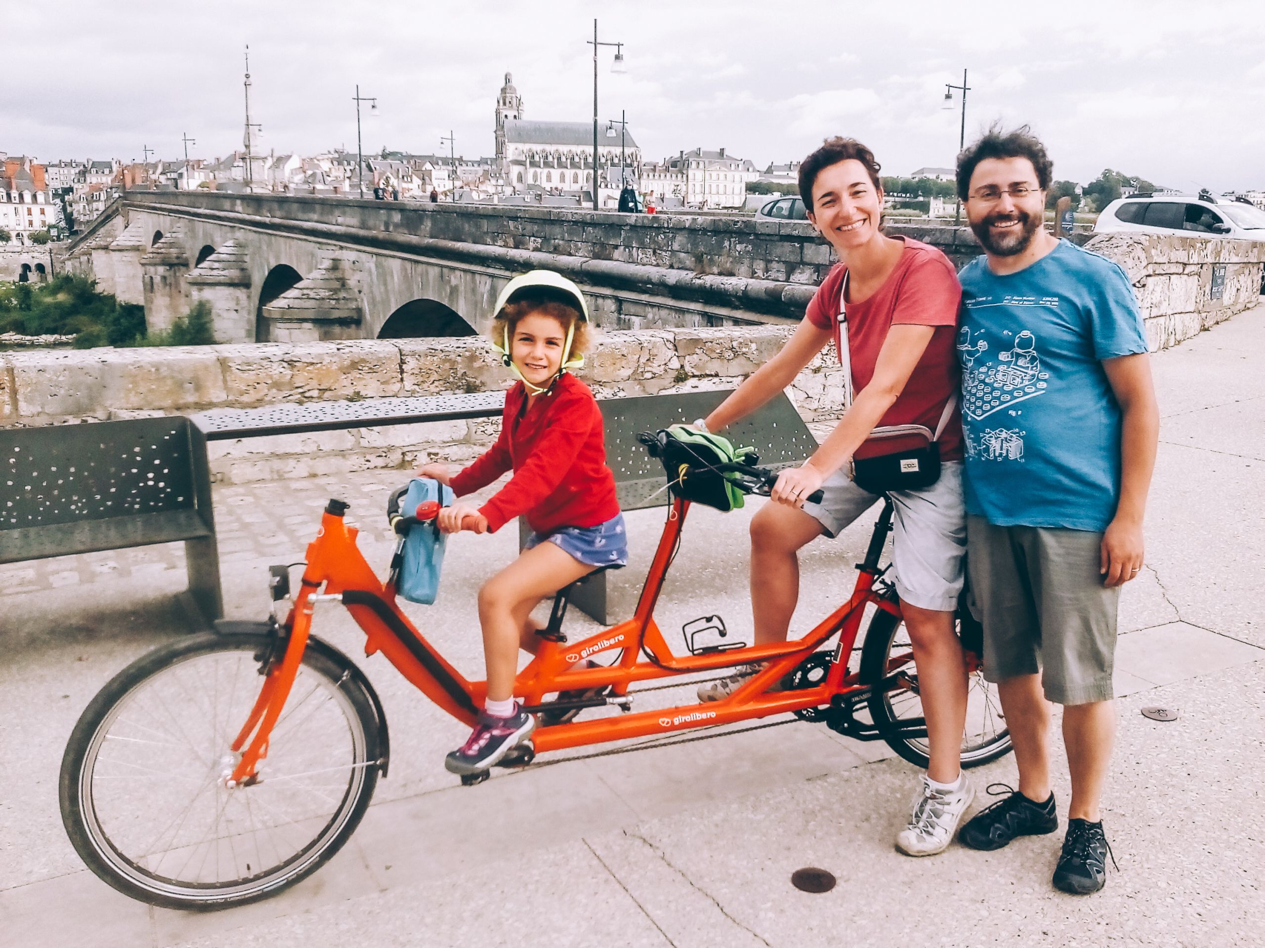 Famiglia in tandem in viaggio con Girolibero con vista sul fiume, Castelli della Loira, Francia.