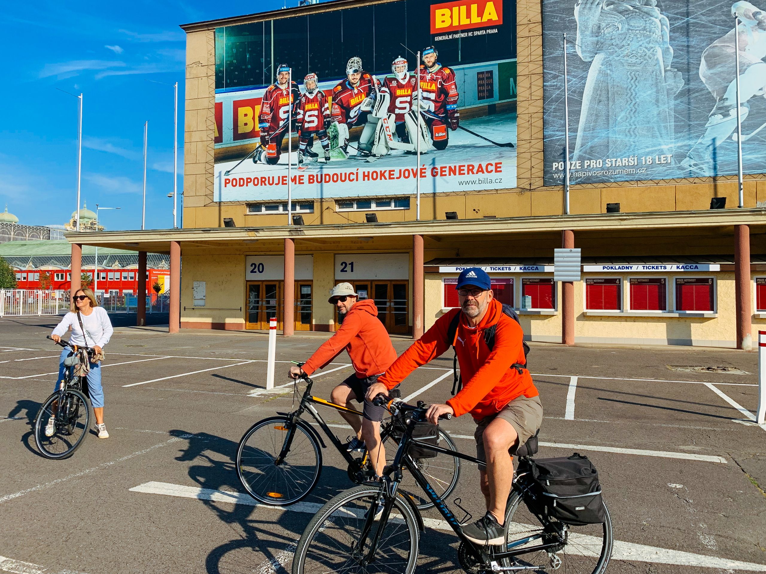Ciclisti in viaggio con "Girolibero" in una pista ciclabile a Rotterdam, Paesi Bassi.
