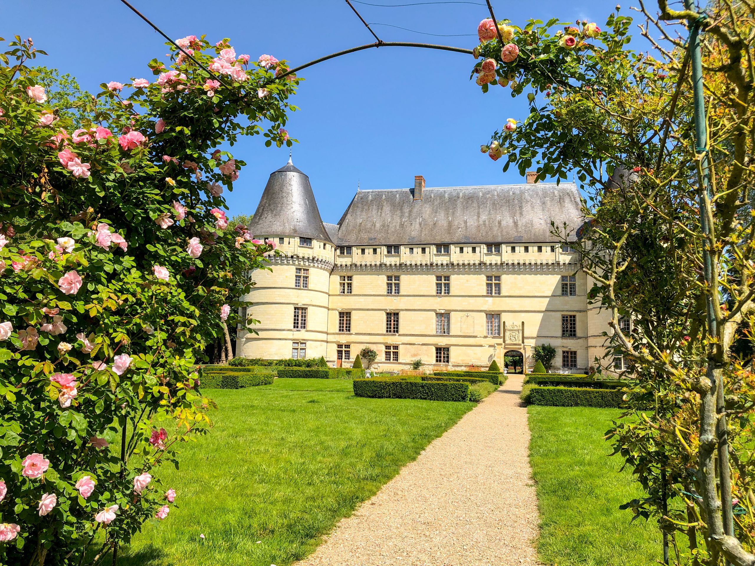 Fassade des Château de Chenonceau mit Gärten, Schlösser der Loire.
