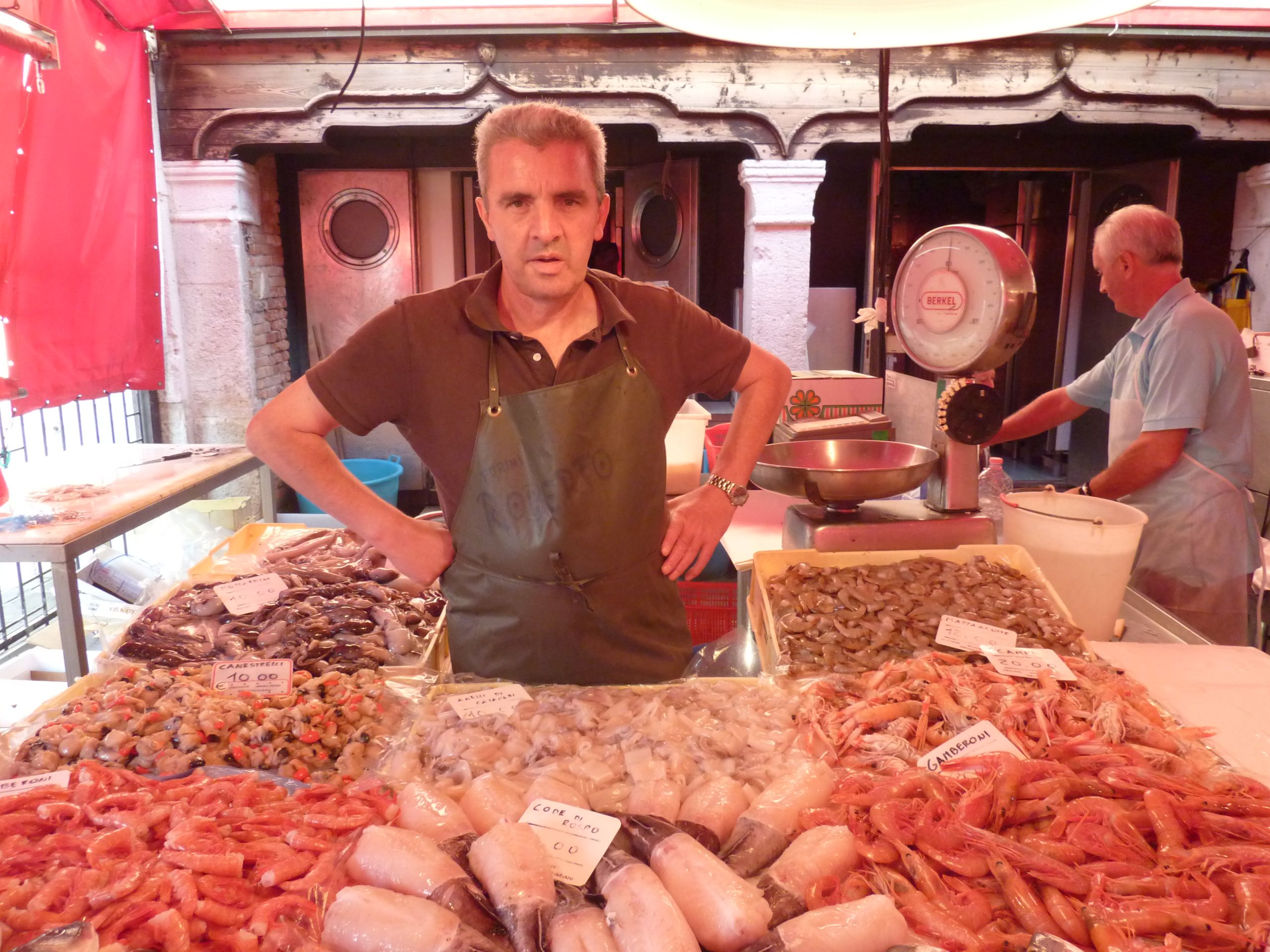 Venditore ad un banco del pesce locale, Venezia