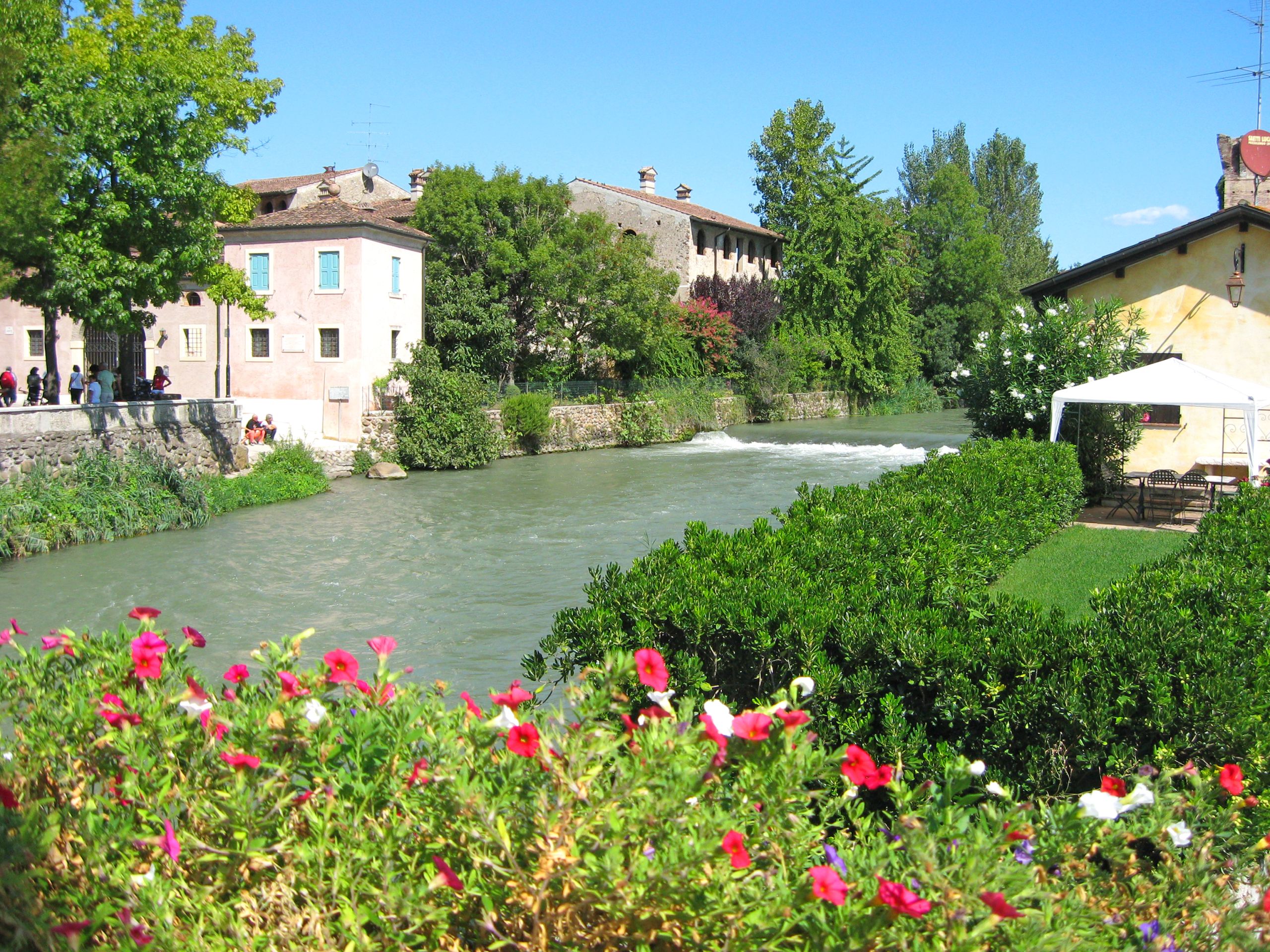 Casette lungo un paesaggio rurale sul Mincio