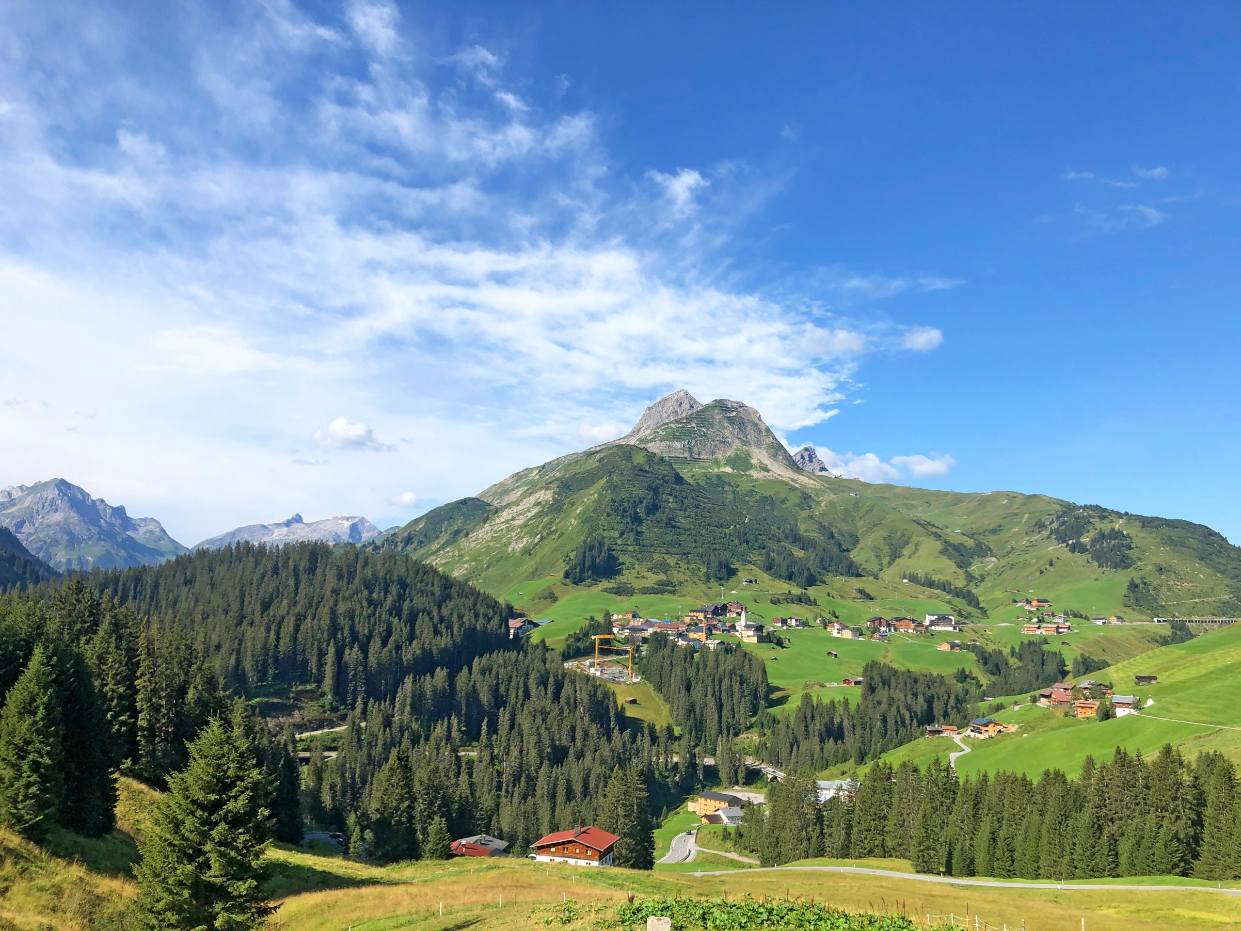 Paesaggio alpino con prati verdi e montagne nel Tirolo, Austria