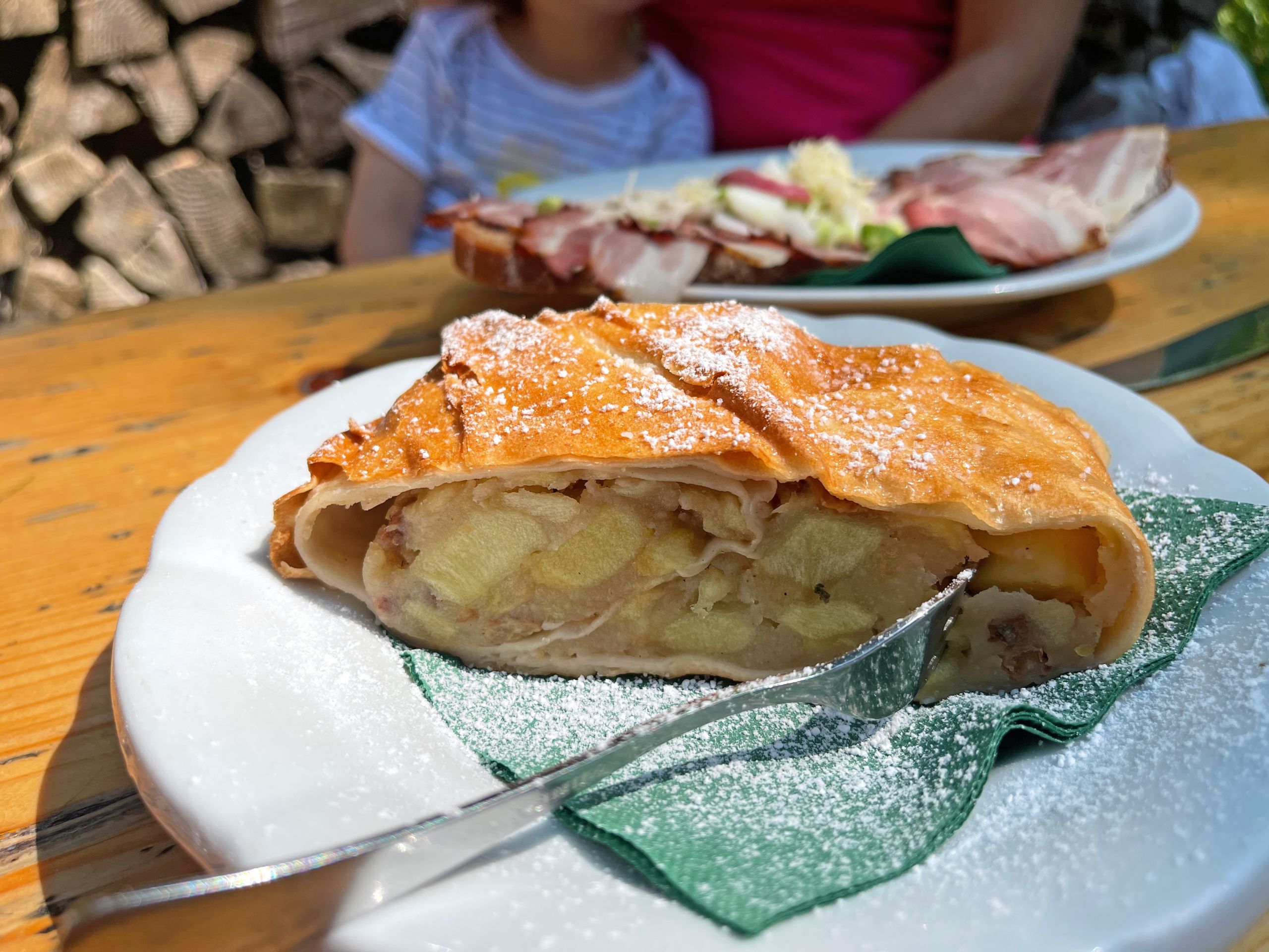 Dolce tipico servito in una baita di montagna nel Salzkammergut, Austria.
