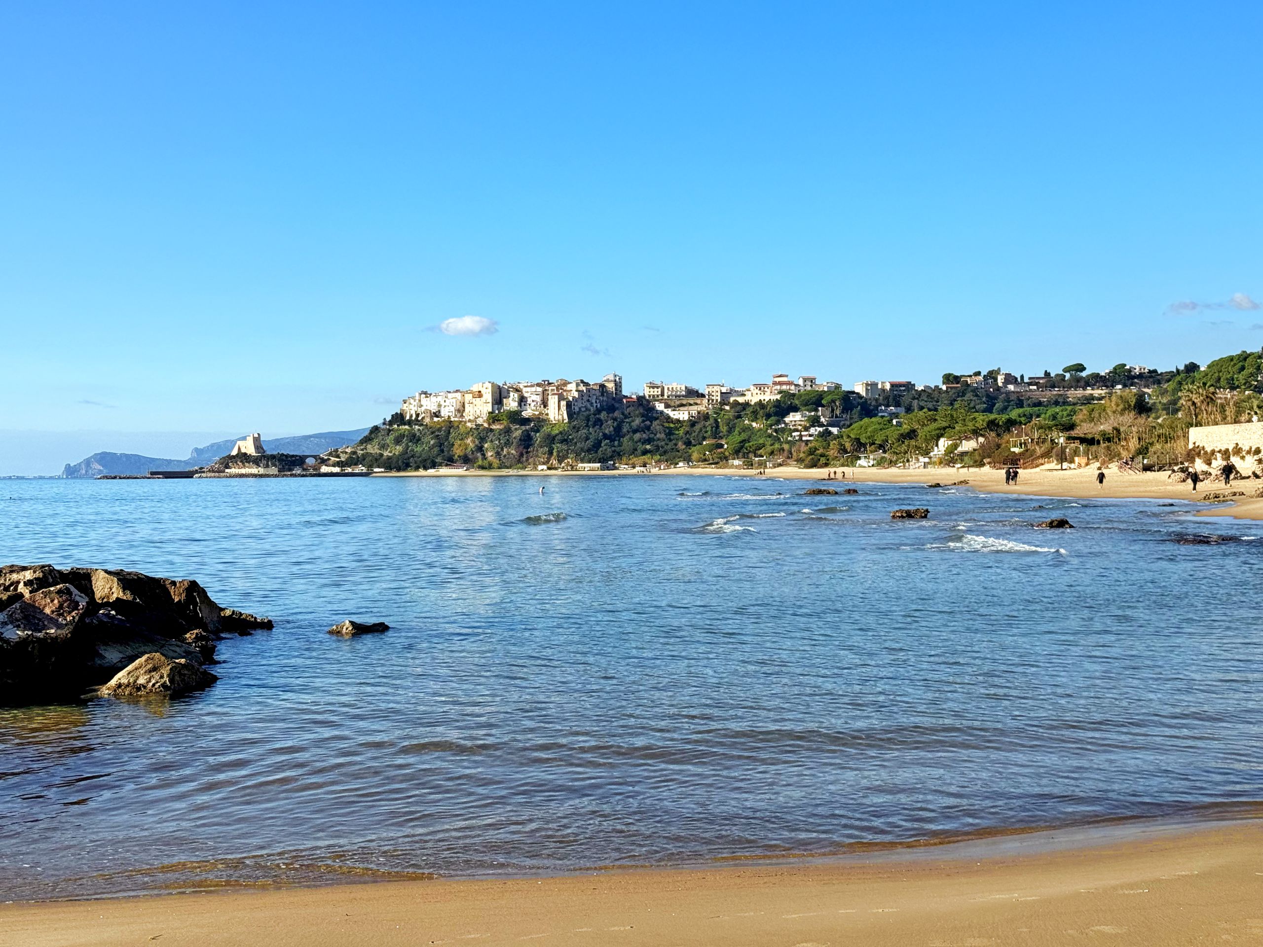 Strand von Sperlonga, Italien – Ein wunderschöner Küstenabschnitt mit goldenem Sand und klarem Wasser in Sperlonga.