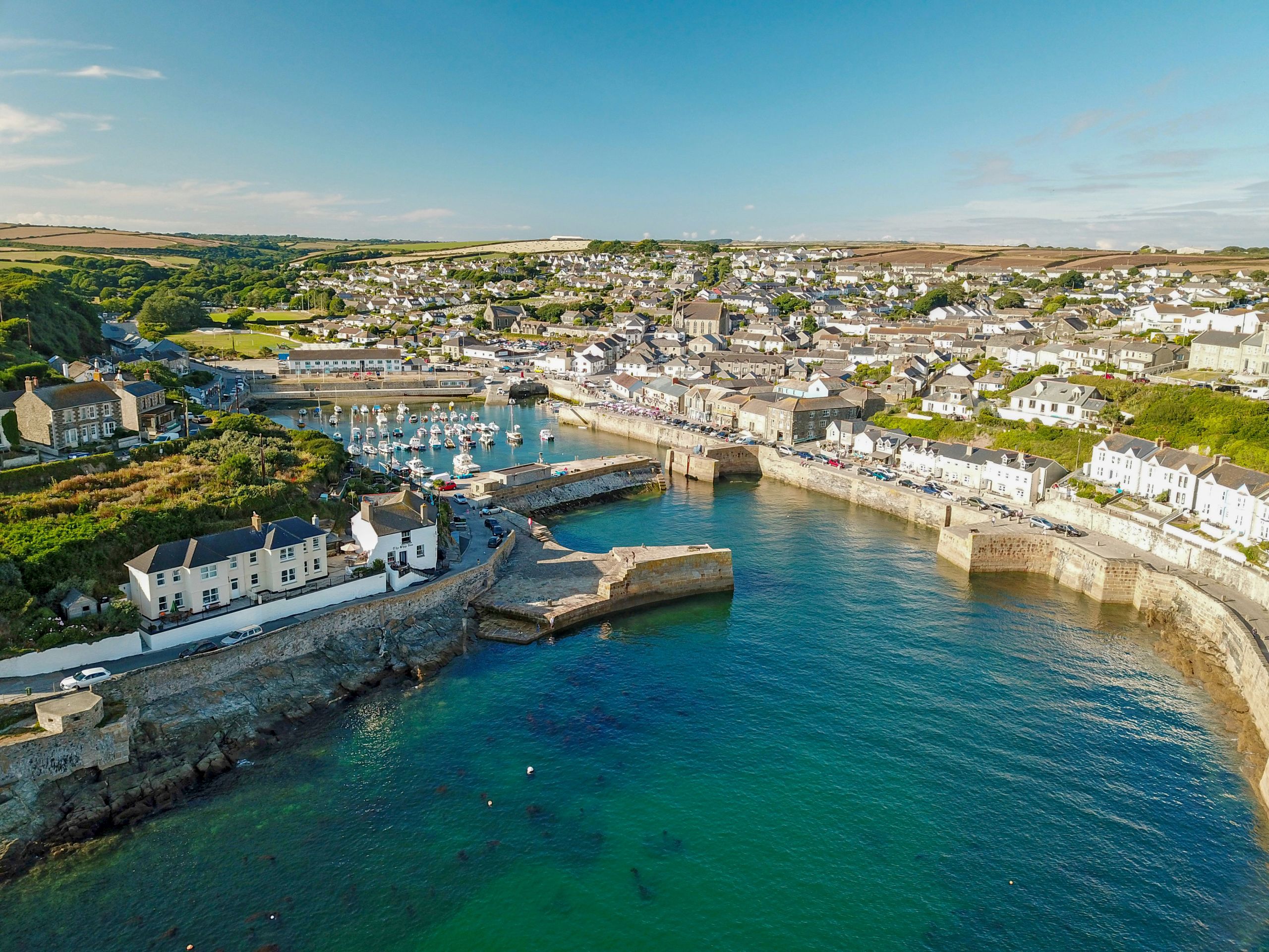 Vista aerea del porto di Porthleven con barche e edifici storici lungo la costa.
