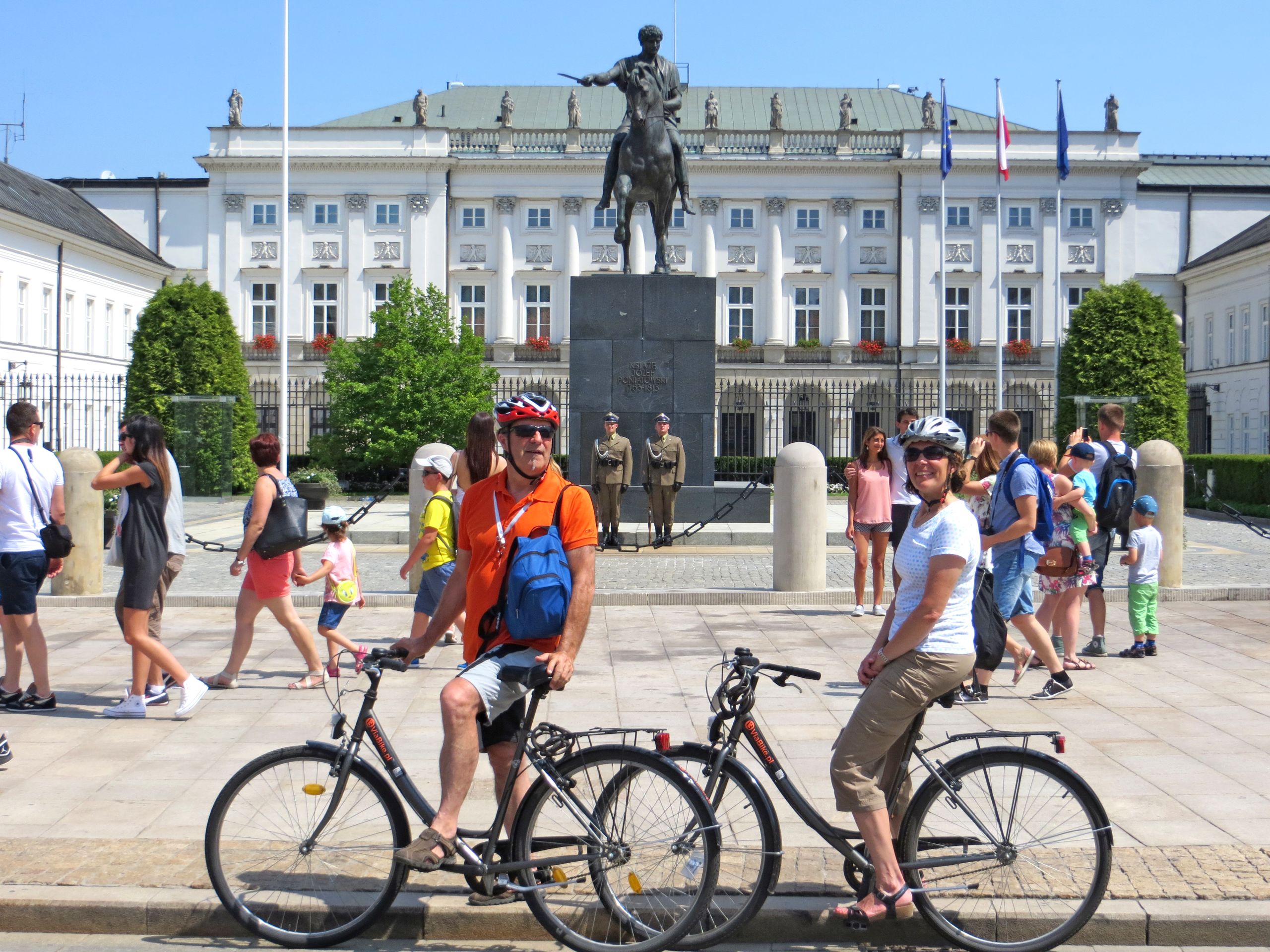 Ciclisti di fronte al Palazzo presidenziale Presidenza della Repubblica, Varsavia, Polonia.