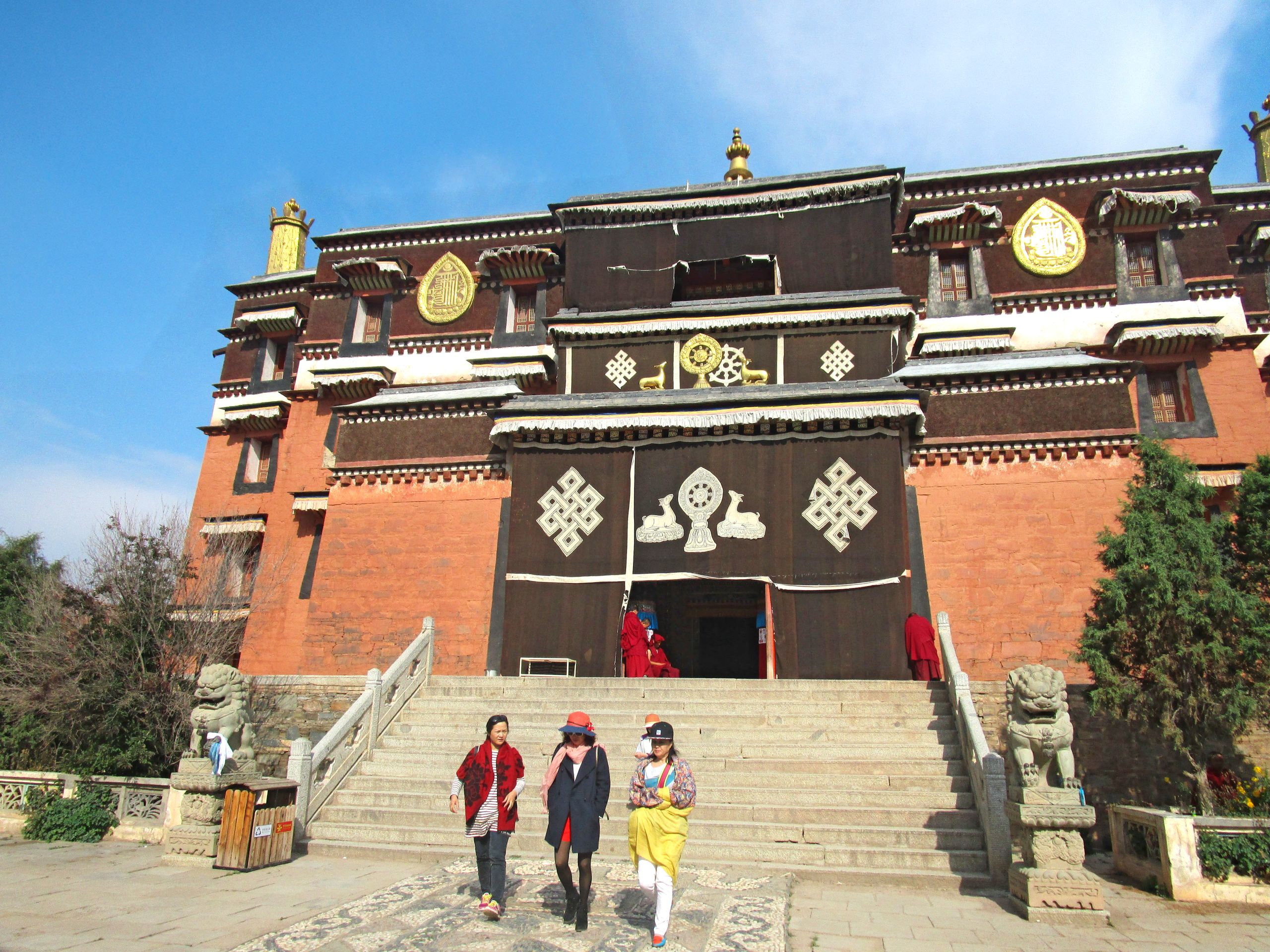 Signore davanti al Monastero di Labrang a Xiahe, nella regione autonoma del Gansu.