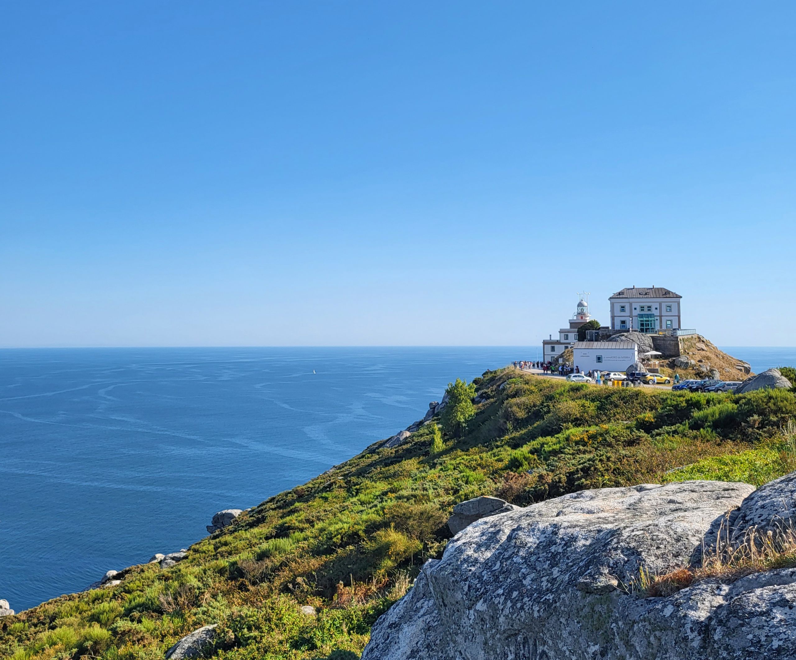 Veduta panoramica di scogliere e oceano a Finisterre